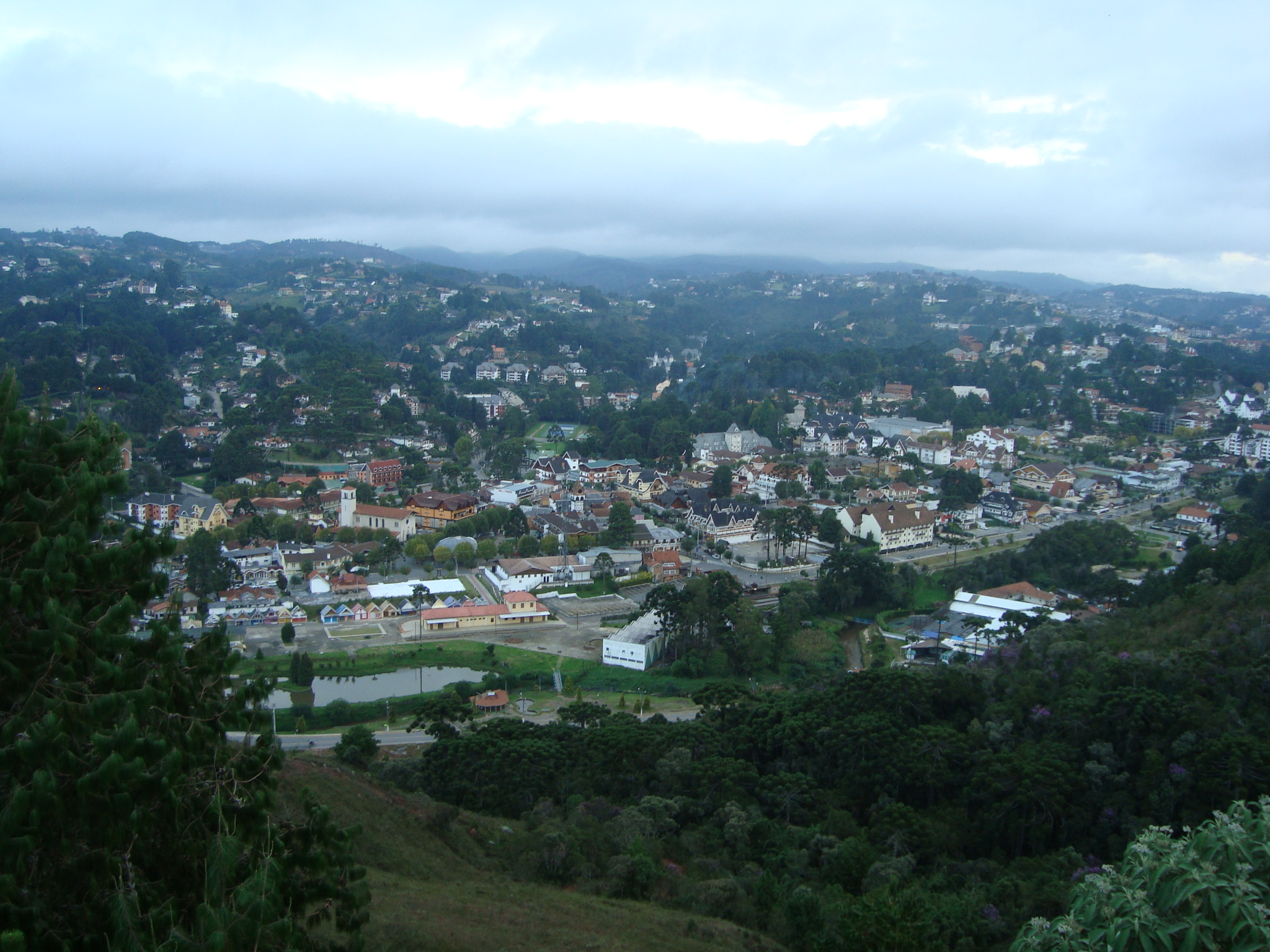 Panoramic view of the district of Capivari, Campos do Jordão, from the Mirante do Morro do Elefante, March 2009.