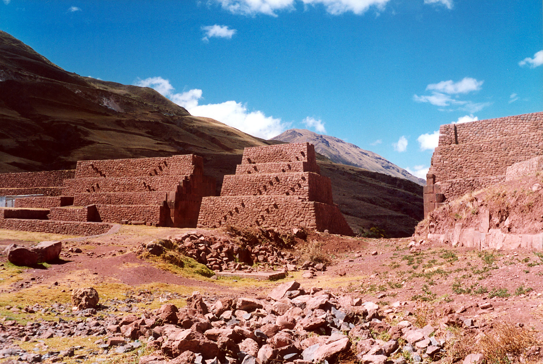 Rumicolca, 31 km SE from Cusco, Peru.

The photo was taken by Håkan Svensson (Xauxa) in June 2002.