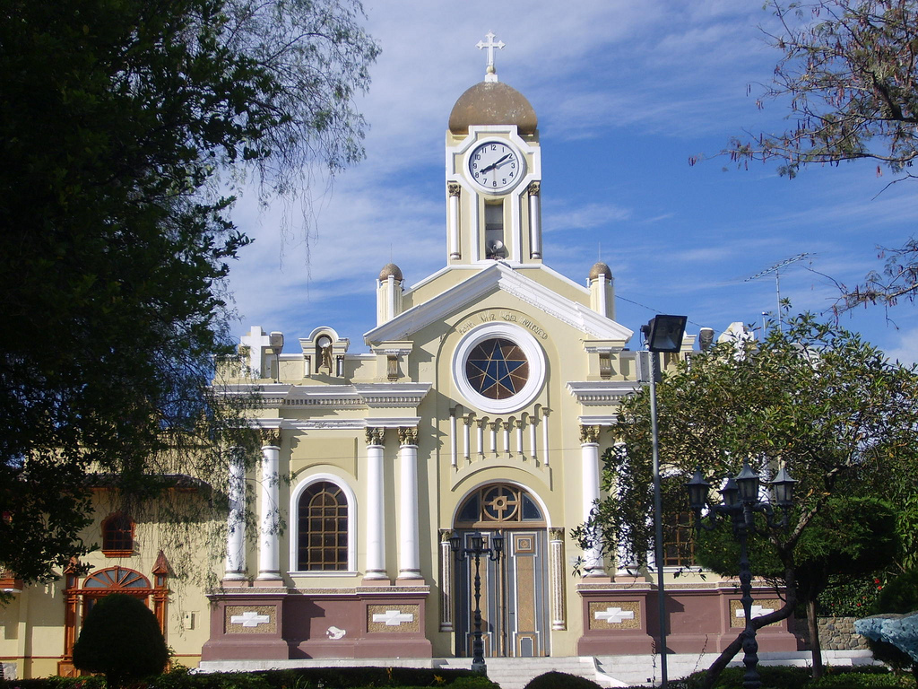 Iglesia de Vilcabamba vista desde el Parque Central.

Church on the main square of Vilcabamba, Ecuador