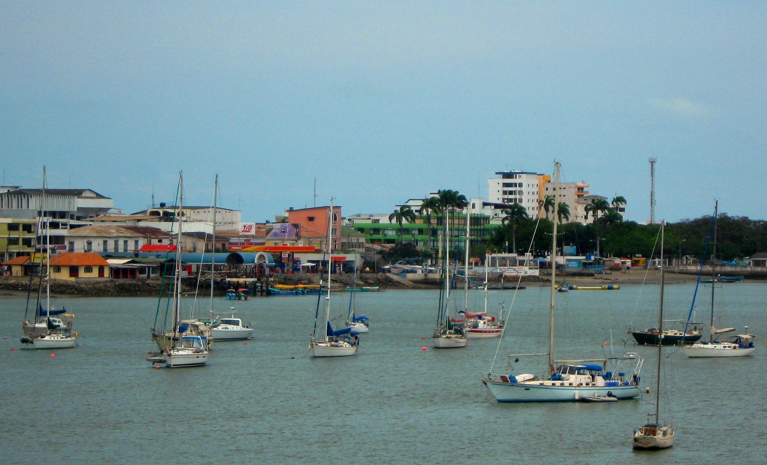 Fotografía de la ciudad de Bahía de Caráquez, Ecuador. Tomada desde el puente "LOS CARAS"