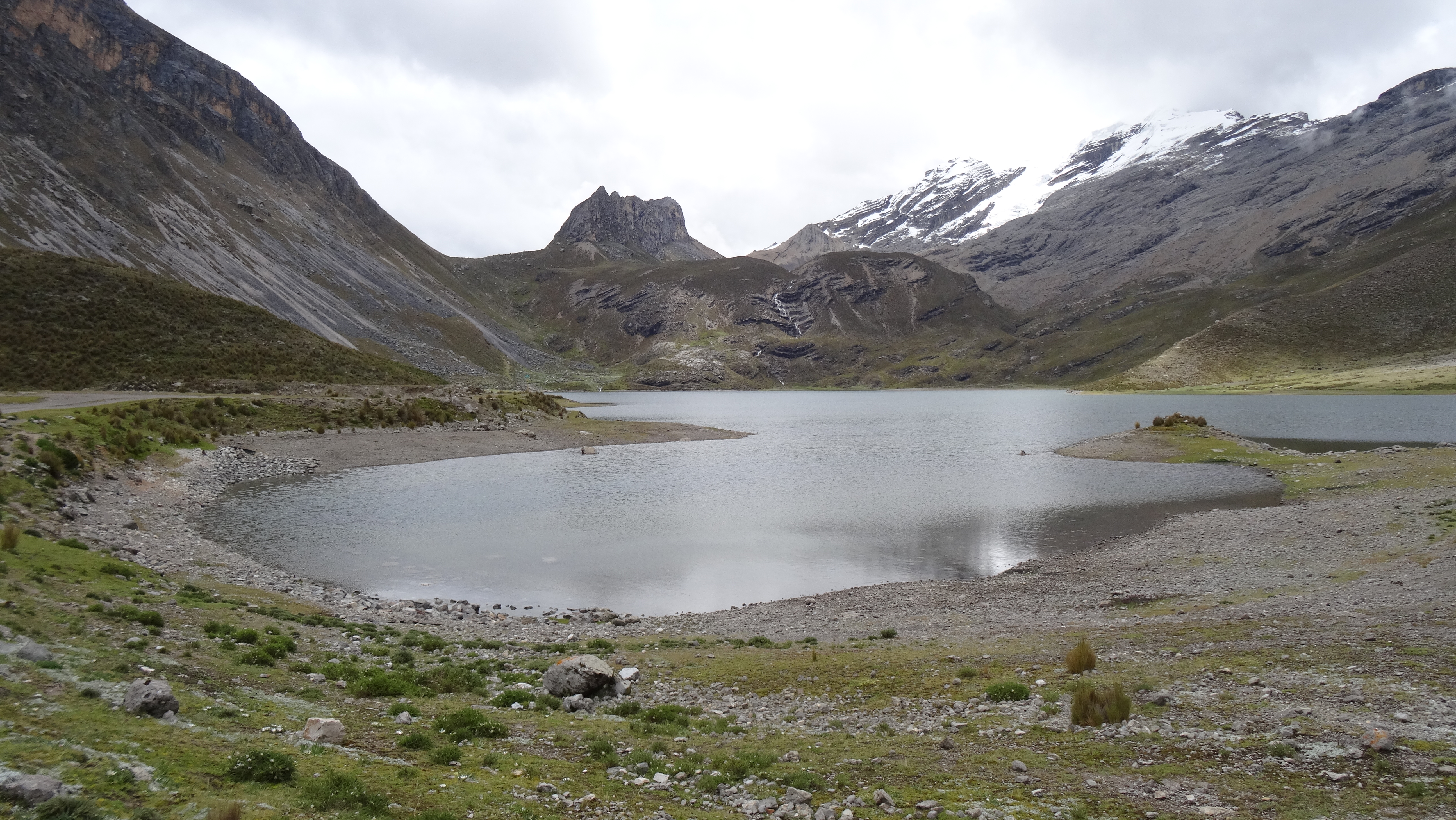 Lago Chalhuasarinan y al fondo el cerro Cushuropata de la cordillera Raura.