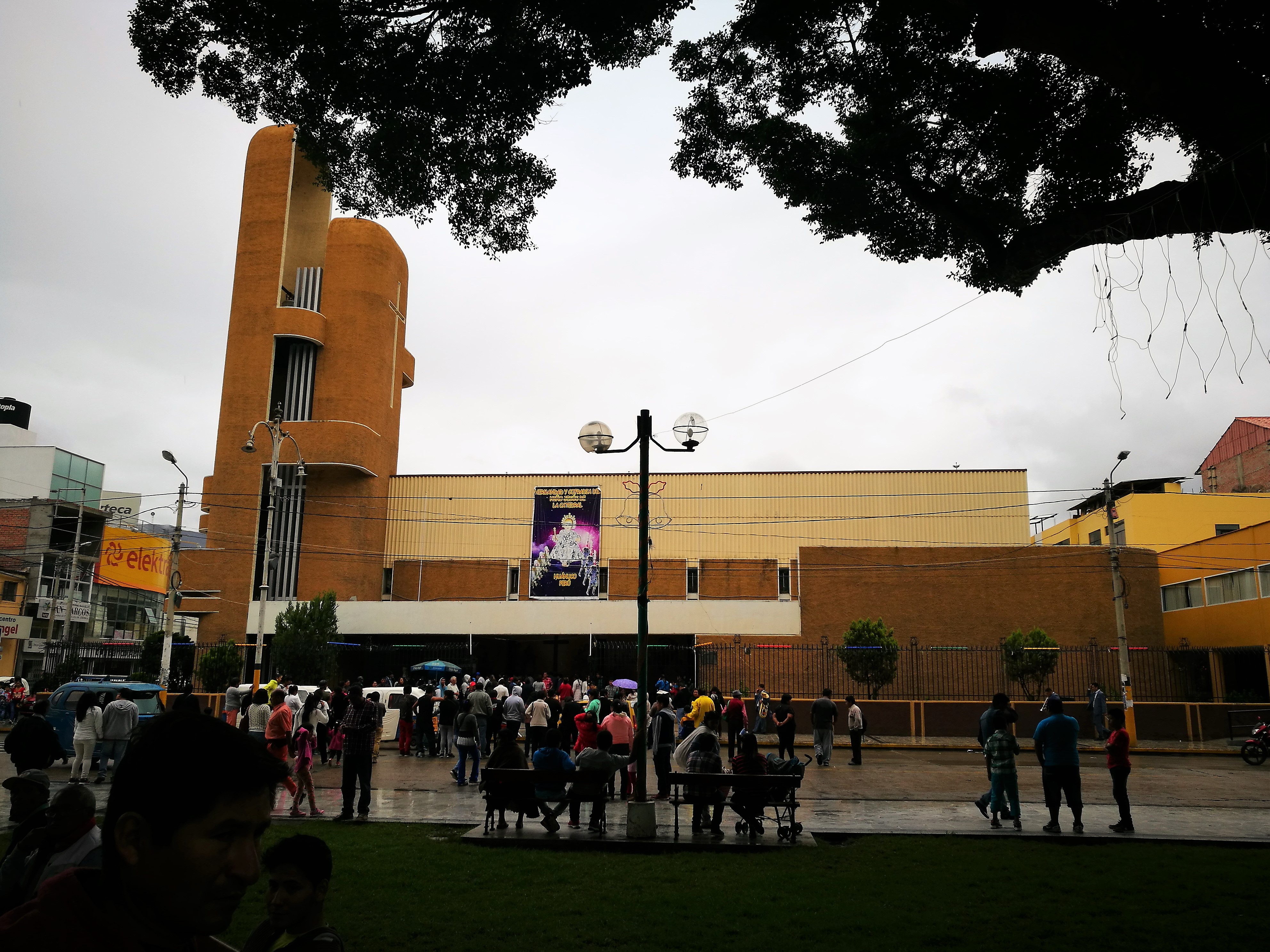 Catedral de Huánuco des de la Plaza de Armas durant la Danza de los Negritos 2017