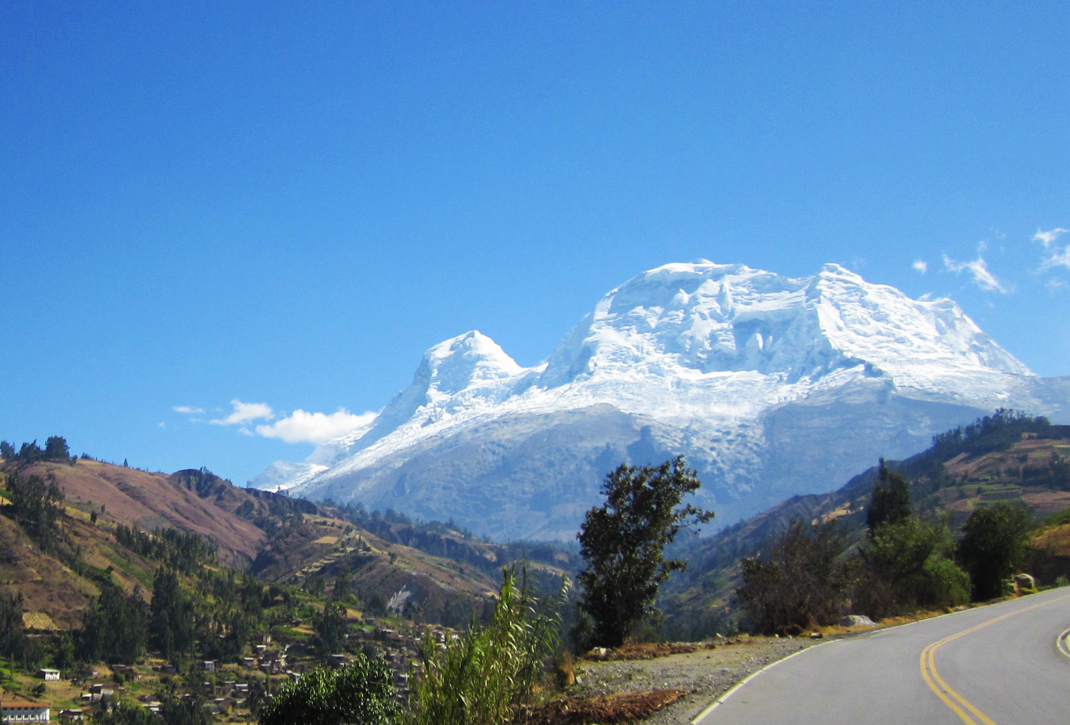 Nevado Huascarán visto desde la carretera Carhuaz - Chacas (sector Shilla)