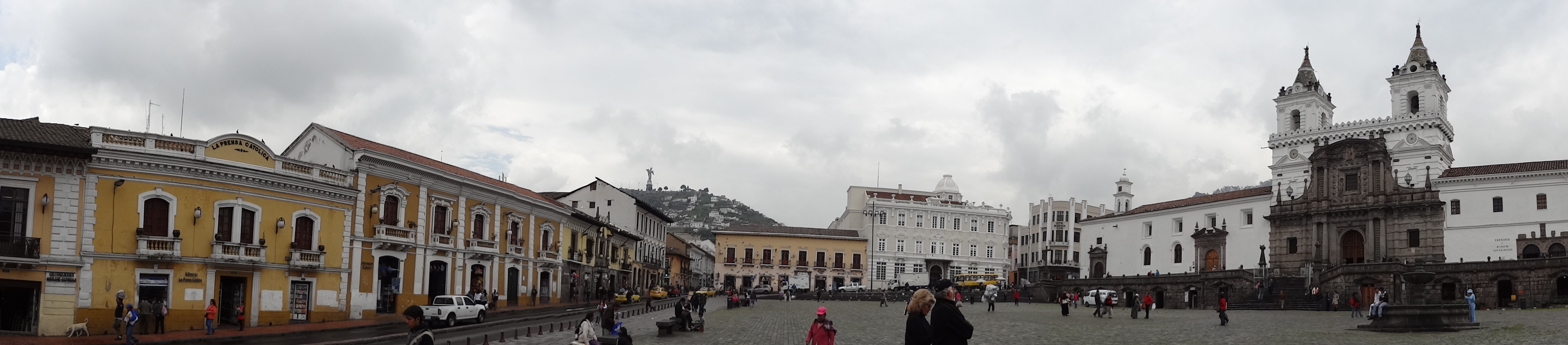 Iglesia de San Francisco es un monumental edificio católico que se yergue en medio del centro histórico de la ciudad de Quito, frente a la plaza del mismo nombre. El imponente edificio ostenta el privilegio de ser el conjunto arquitectónico de mayor dimensión dentro de los centros históricos de toda América y por ello es conocido como "el Escorial del Nuevo Mundo". San Francisco es, además, una verdadera joya de la arquitectura continental por su amalgama de diferentes estilos armoniosamente combinados a lo largo de sus más de 150 años de construcción.
wikipedia