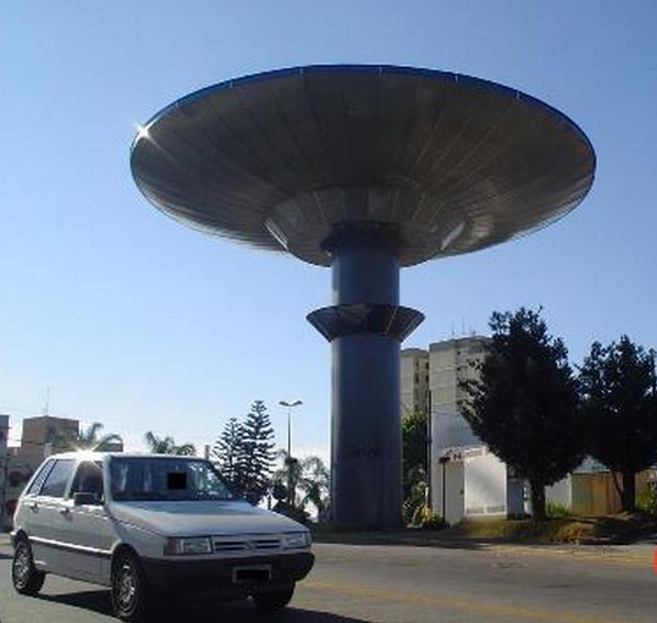 (portuguese) Caixa d´água em formato de disco voador na praça central de Varginha, MG, Brasil, lembra o incidente do ET de Varginha
