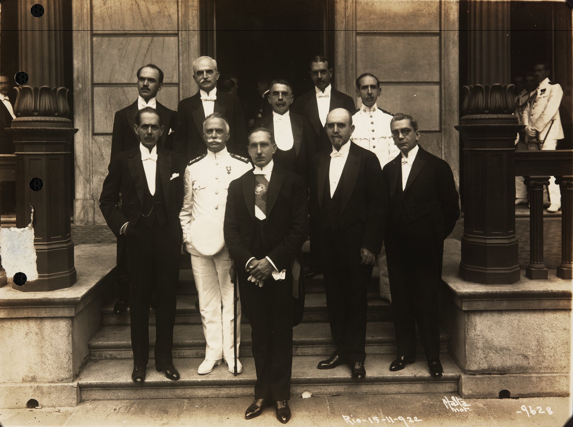 Fotografia do Presidente Artur Bernardes e ministros de Estado. Fundo: Fotografias Avulsas.