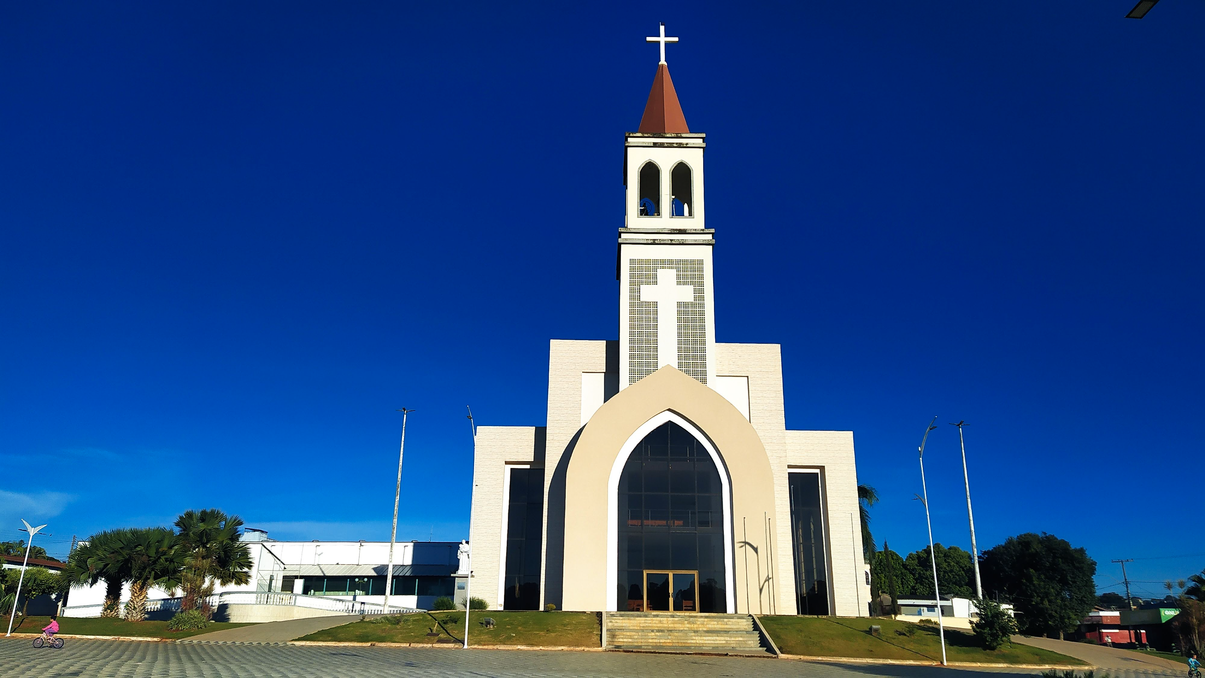 Praça e Igreja São Benedito em Nerópolis-Goiás