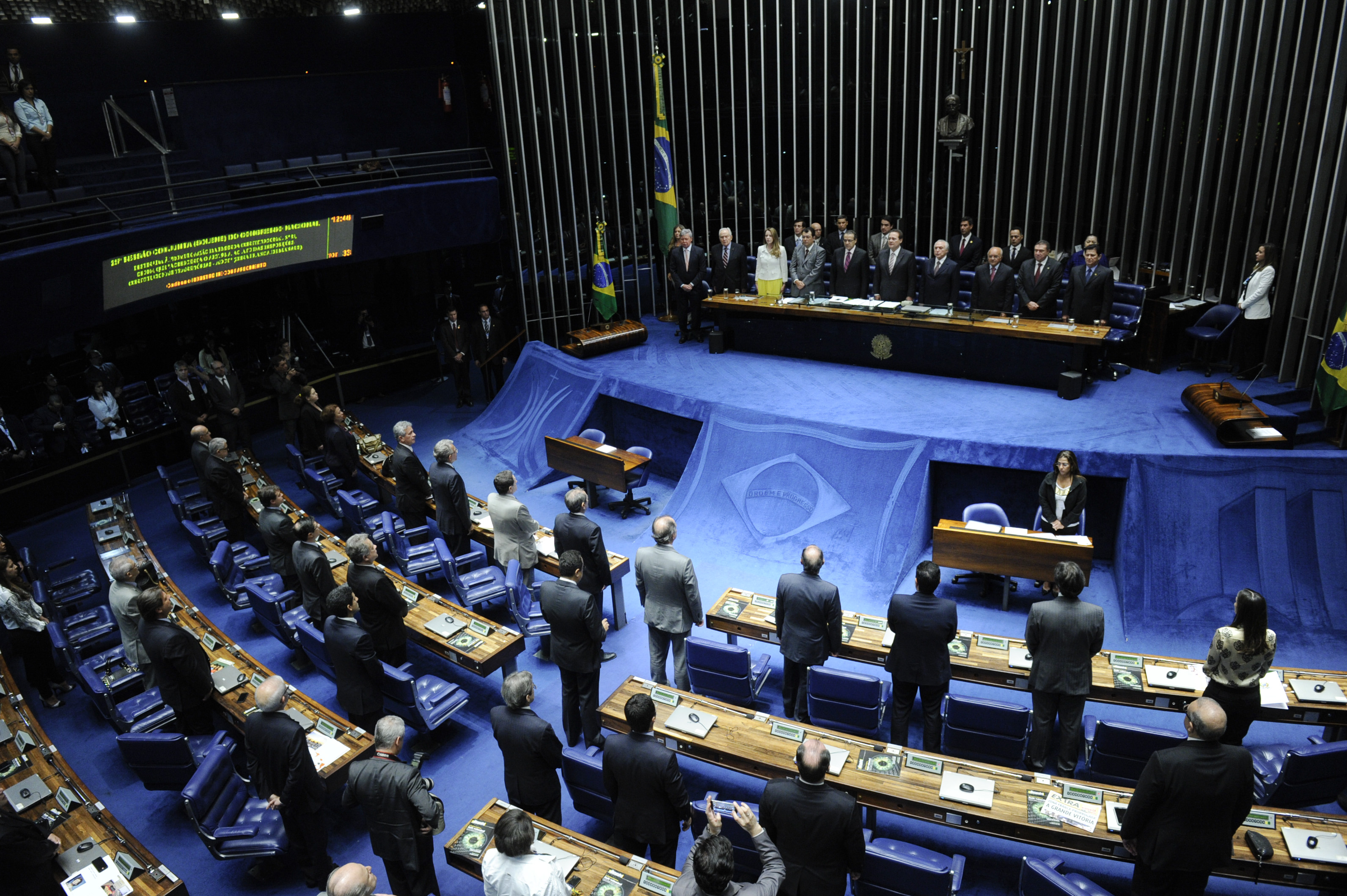 Geral do plenário do Senado Federal durante sessão solene para promulgação da Emenda Constitucional 83, que prorroga até 2073 os benefícios tributários da Zona Franca de Manaus. 
Mesa (E/D): 
prefeito de Manaus, Arthur Virgílio; 
relator geral da Constituição de 1988, Bernardo Cabral (PMDB-AM); 
senadora Vanessa Grazziotin (PCdoB-AM); 
relator da proposta no Senado Federal, senador Eduardo Braga (PMDB-AM); 
presidente da Câmara dos Deputados, Henrique Eduardo Alves (PMDB-RN); 
presidente do Senado Federal, senador Renan Calheiros (PMDB-AL); 
vice-presidente da República, Michel Temer (PMDB-SP); 
governador de Amazonas, José de Melo de Oliveira; 
relator da proposta pela Câmara dos Deputados, deputado federal Átila Lins (PSD-AM); 
senador Alfredo Nascimento (PR-AM) 

Foto: Marcos Oliveira/Agência Senado