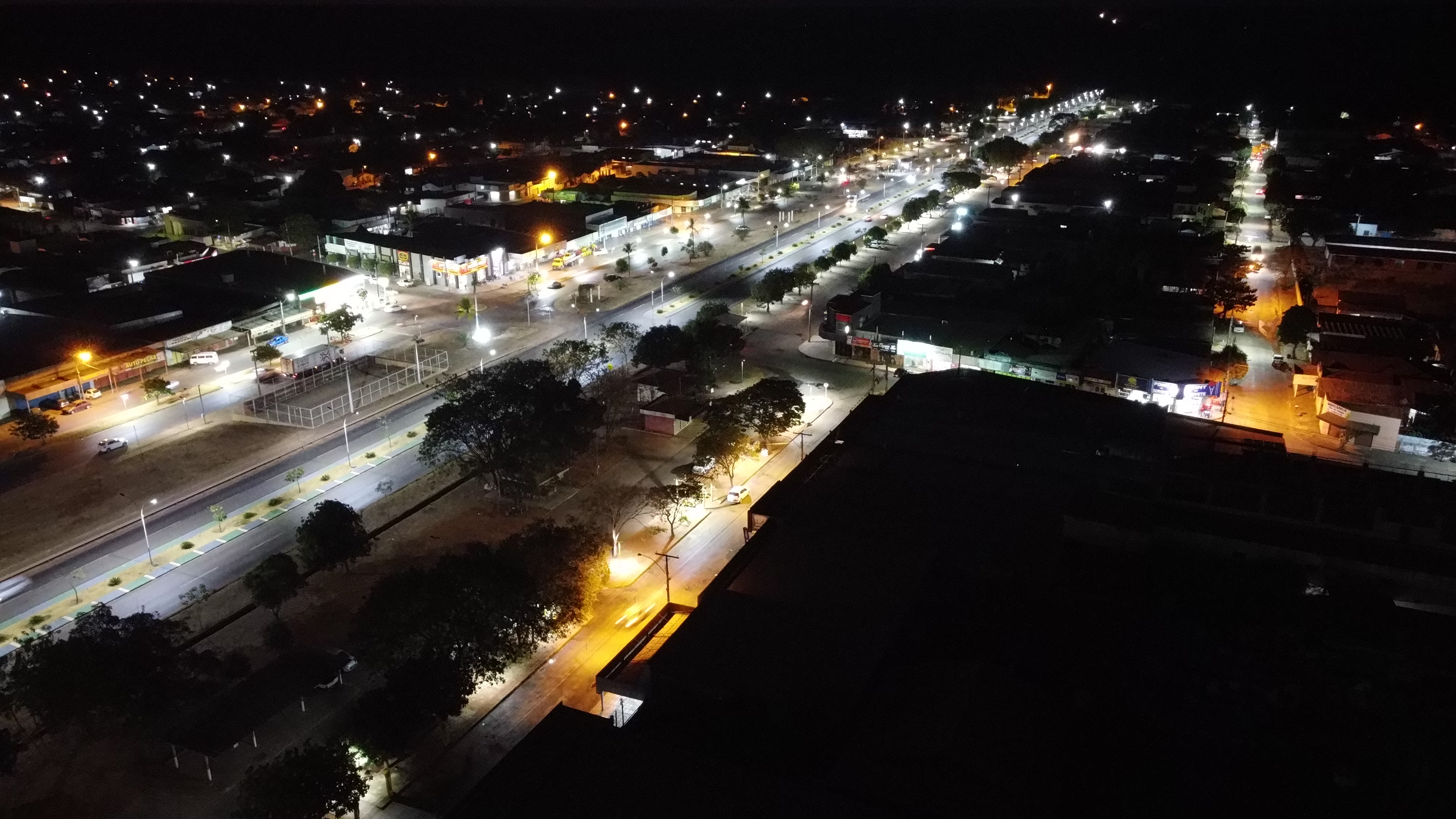 Vista da GO-164 no centro da cidade a noite.