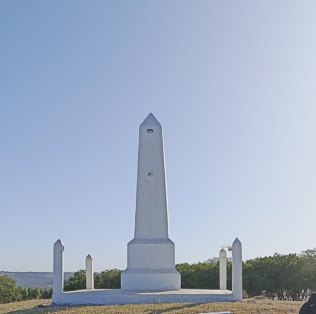 Obelisco da pedra fundamental firmada em 7 de setembro de 1922 indicando a região da futura capital do Brasil