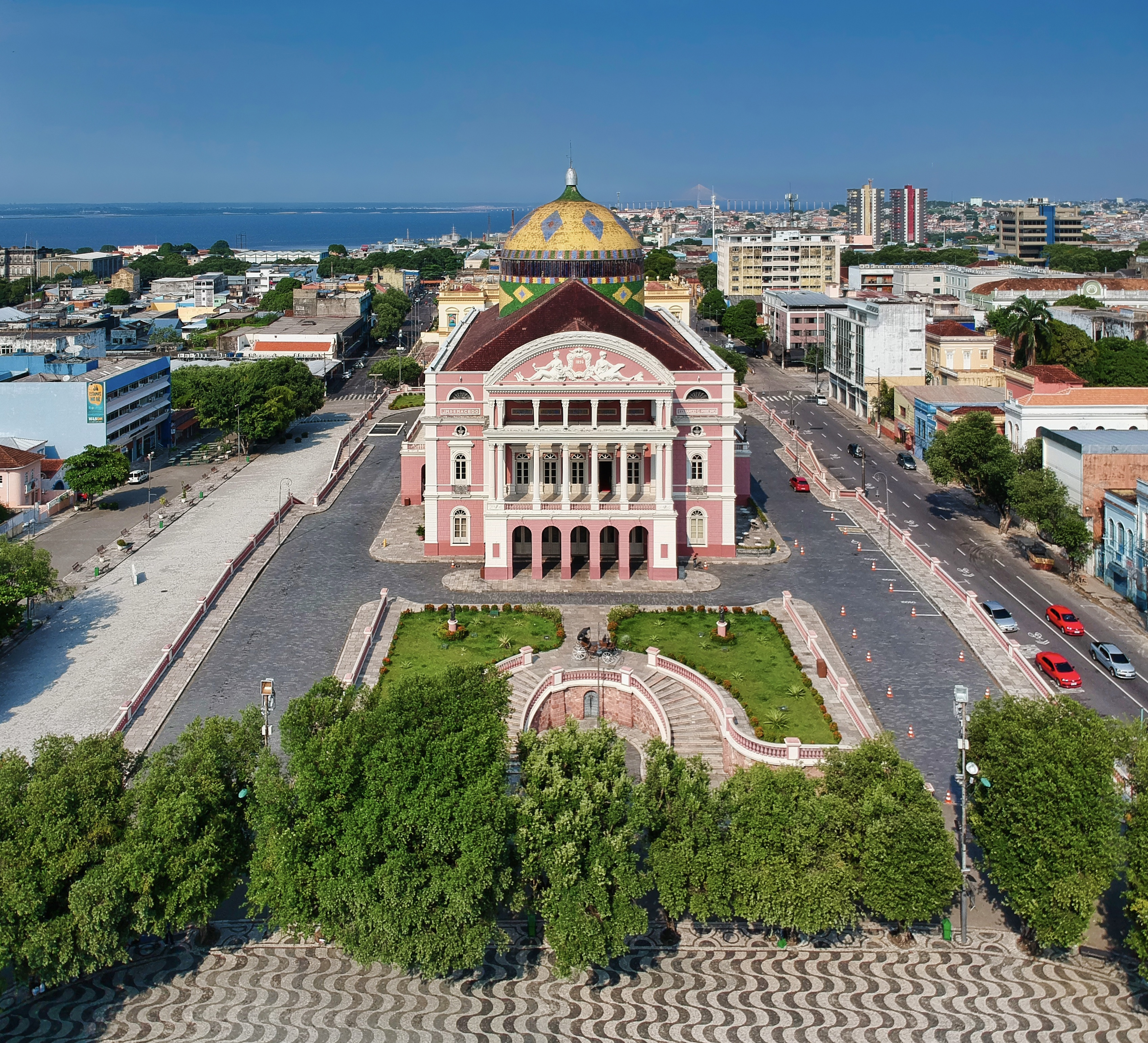 Vista aérea do Teatro Amazonas e Largo de São Sebastião, Manaus, Brasil.