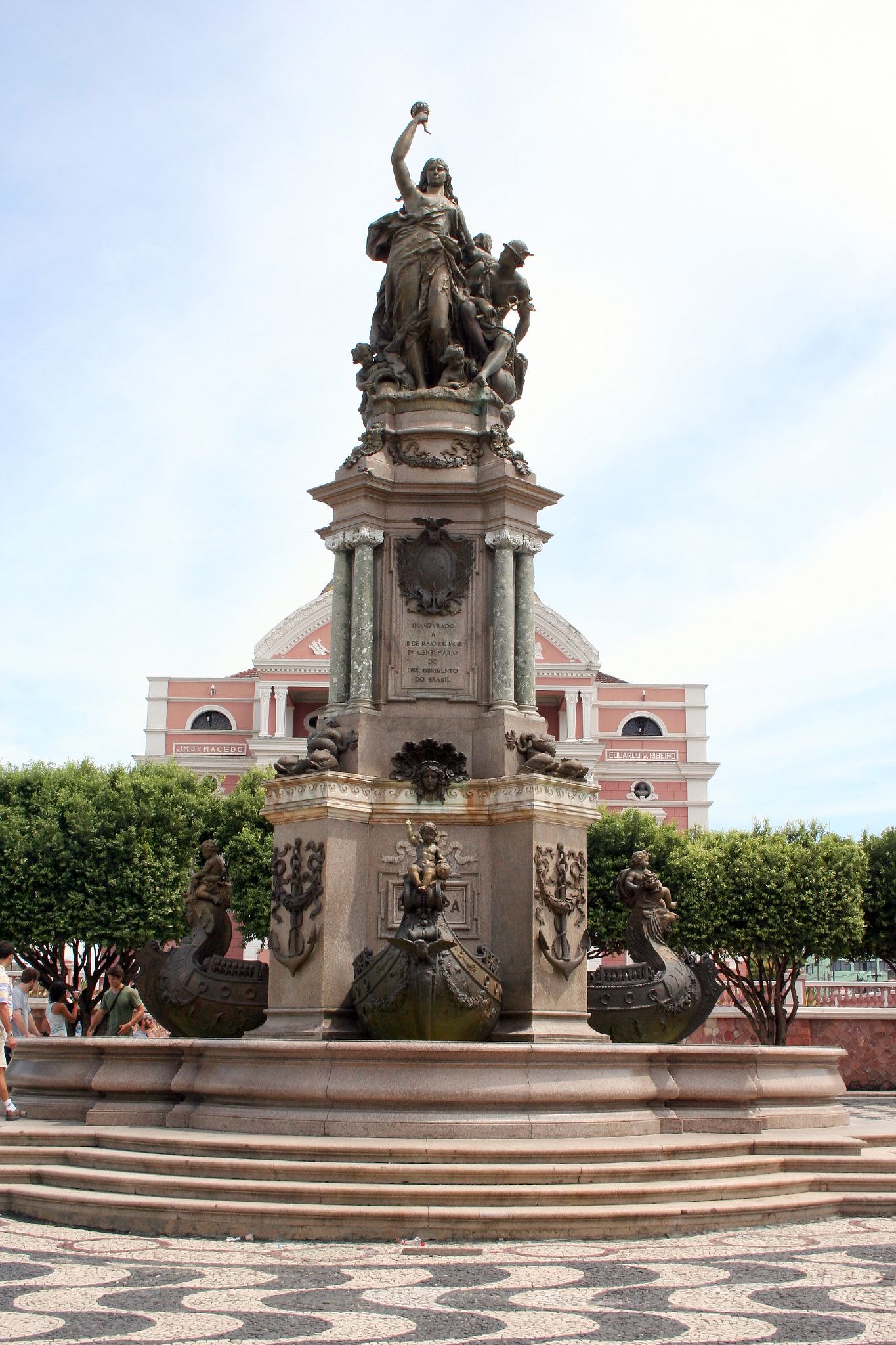 This monument was erected in 1899 in memory of the opening of the Amazon River to world trade, decreed by Emperor D. Pedro II on December 7, 1866.