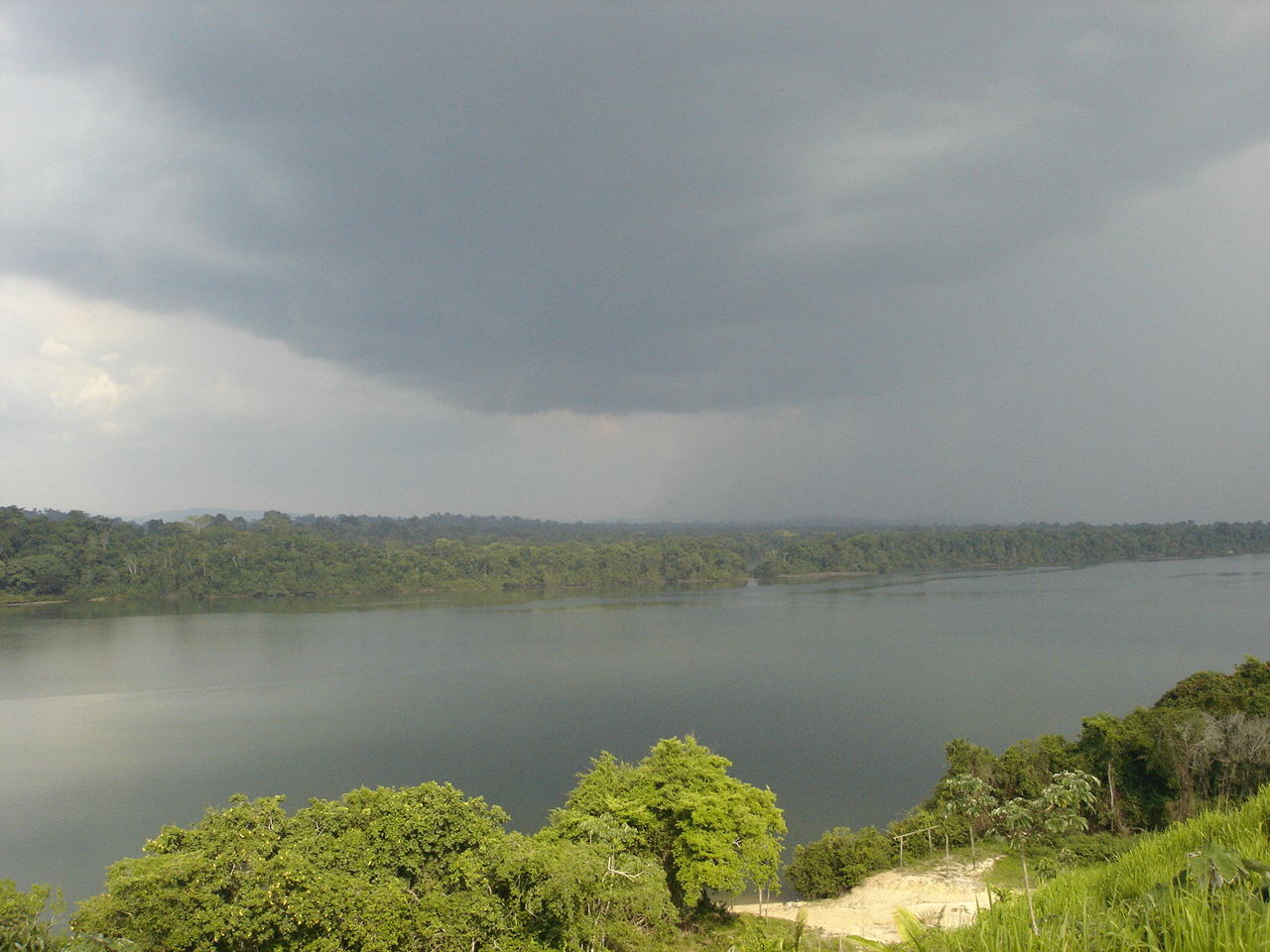 Esperando a chuva no Rio Xingu, dentro do Parque Nacional da Serra do Pardo, Estado do Pará.