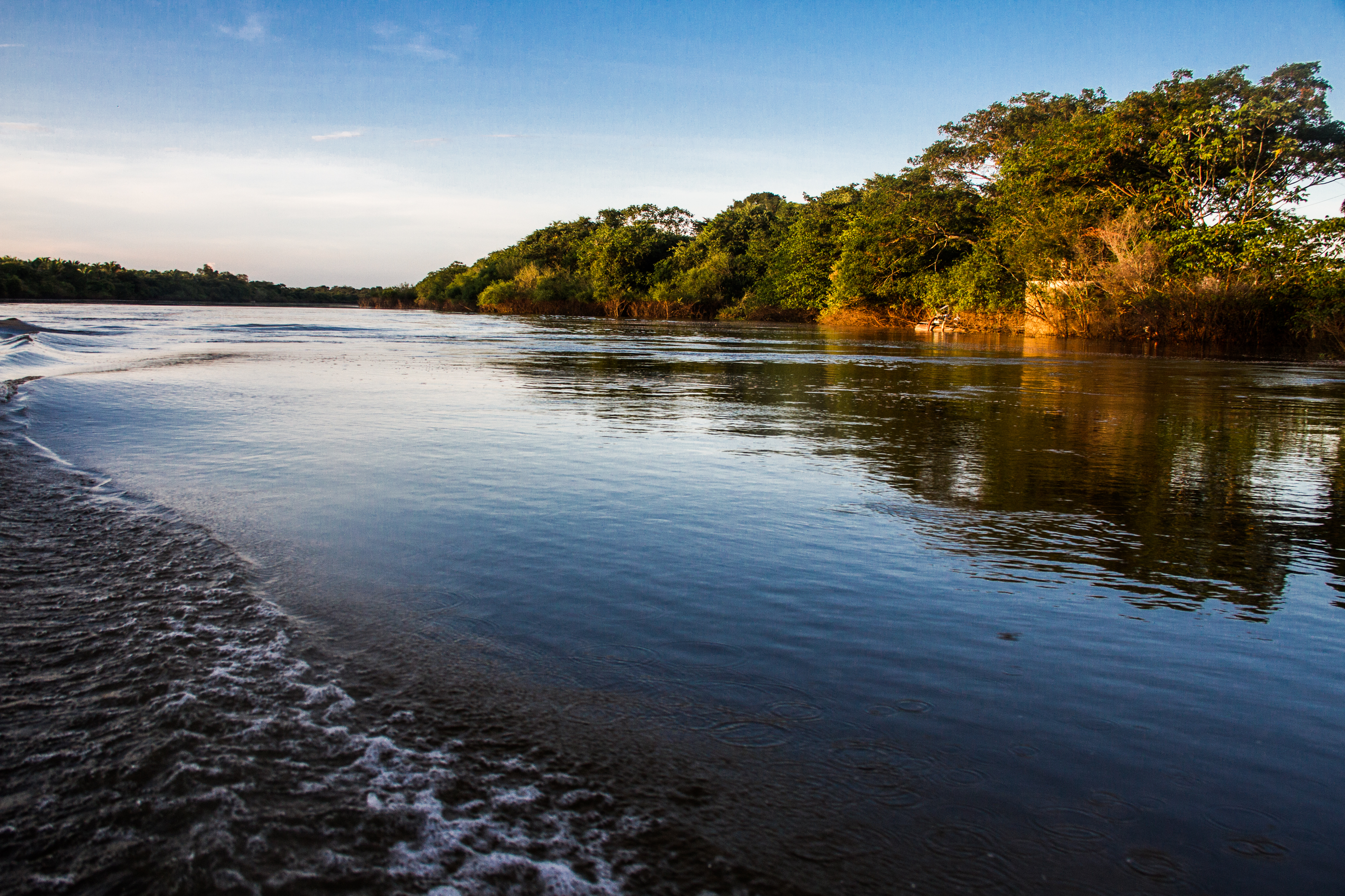 Pôr do sol no Rio Javaés.