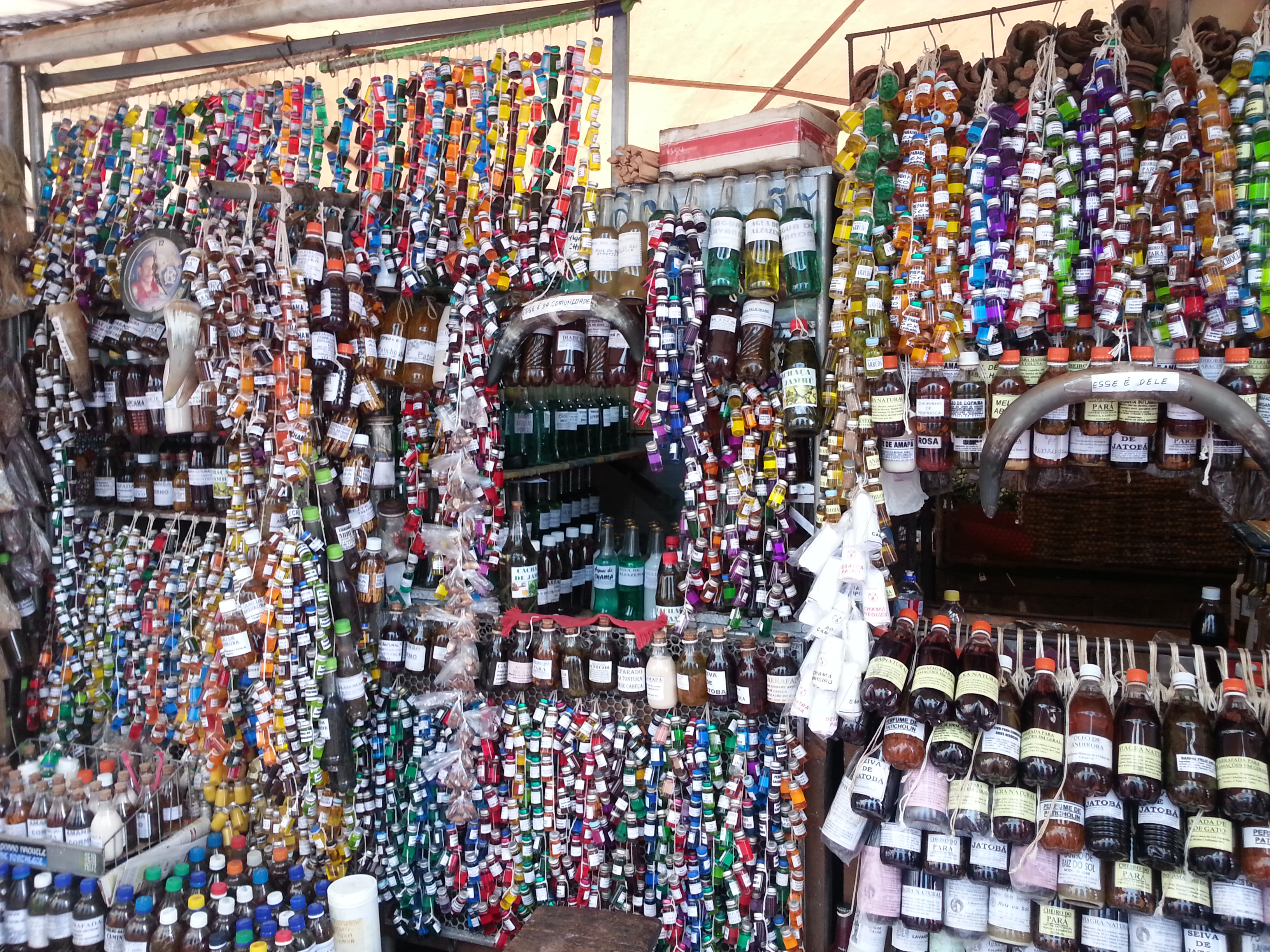 Uma amostra dos inúmeros fitoterápicos, mandingas e crendices comercializados no Mercado Ver-O-Peso, em Belém do Pará.