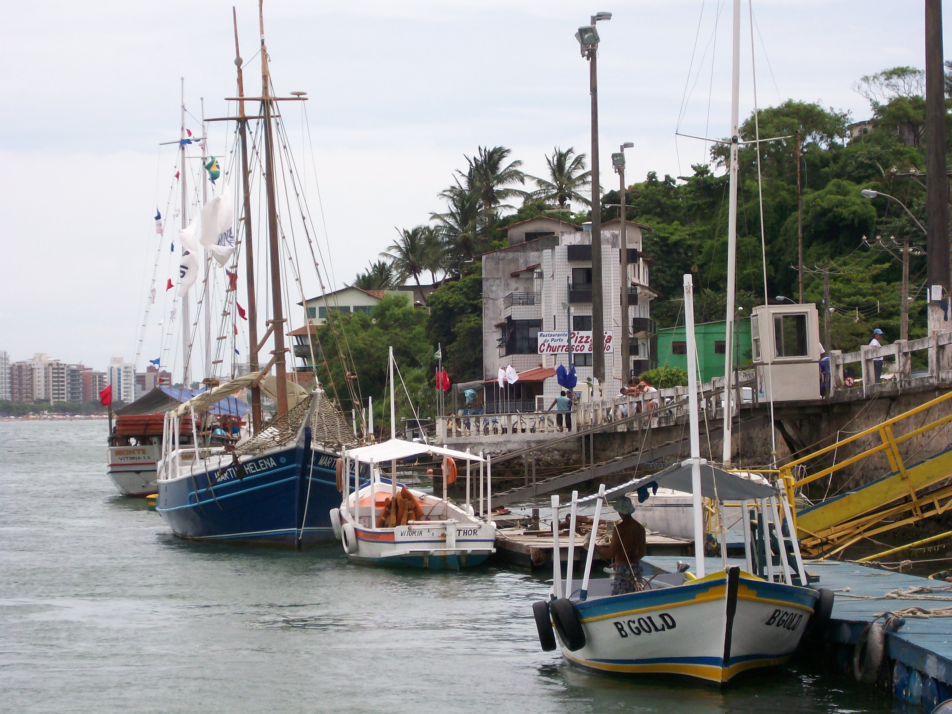 Escunas (veleiros) ancoradas no cais de Guarapari, estado do Espírito Santo. Foto: Léo Quintino. Janeiro de 2009.