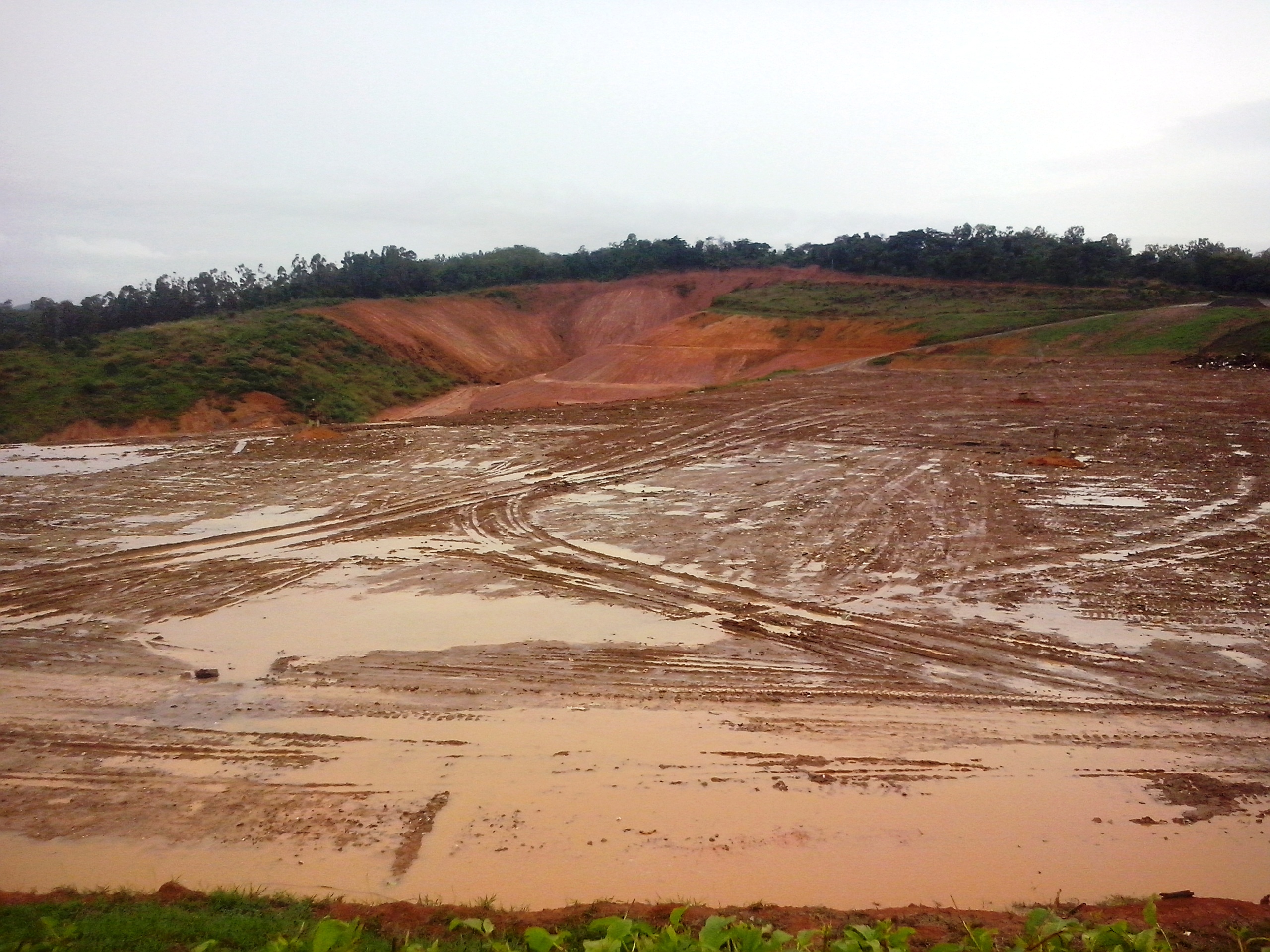 View of the landfill of the Residues Center of Vale do Aço, in Santana do Paraíso, Minas Gerais, Brazil.