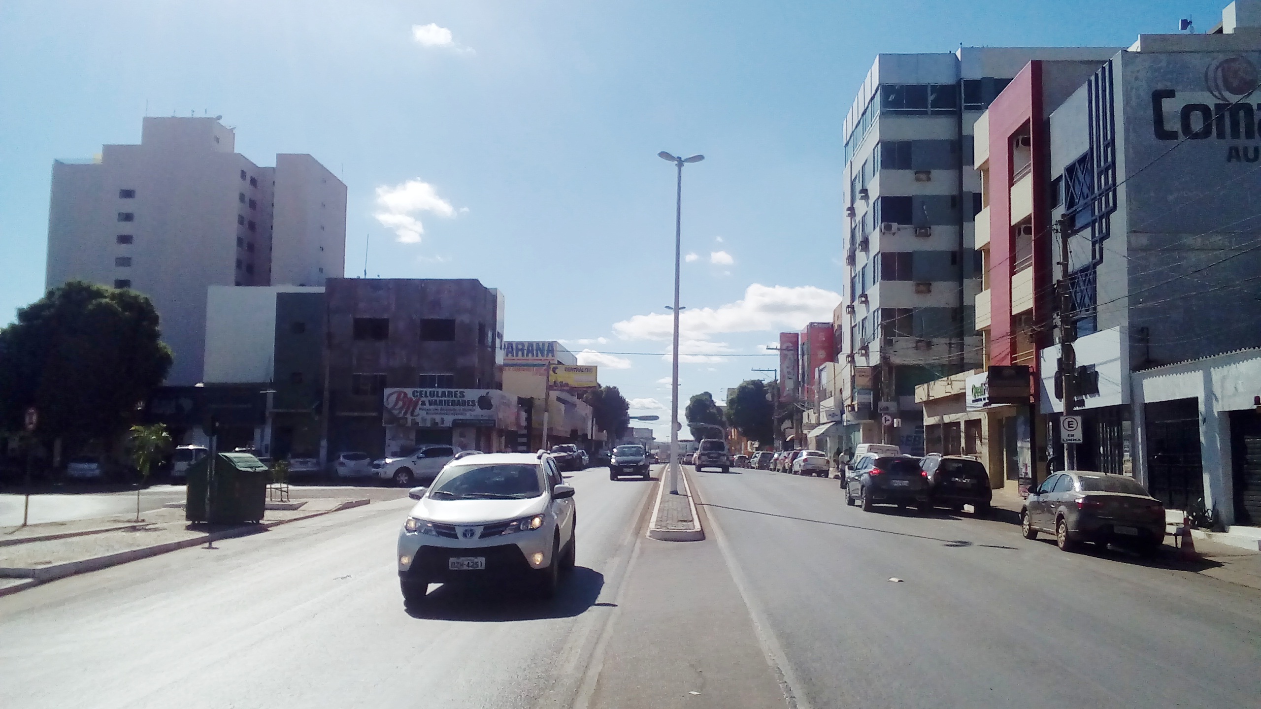 Avenida Benedita Silveira, uma das principais e mais movimentadas avenidas de Barreiras, Bahia (Brasil)