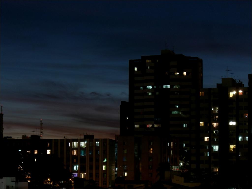 Pituba e nem tanto além a noite, Salvador, Bahia, Brasil.