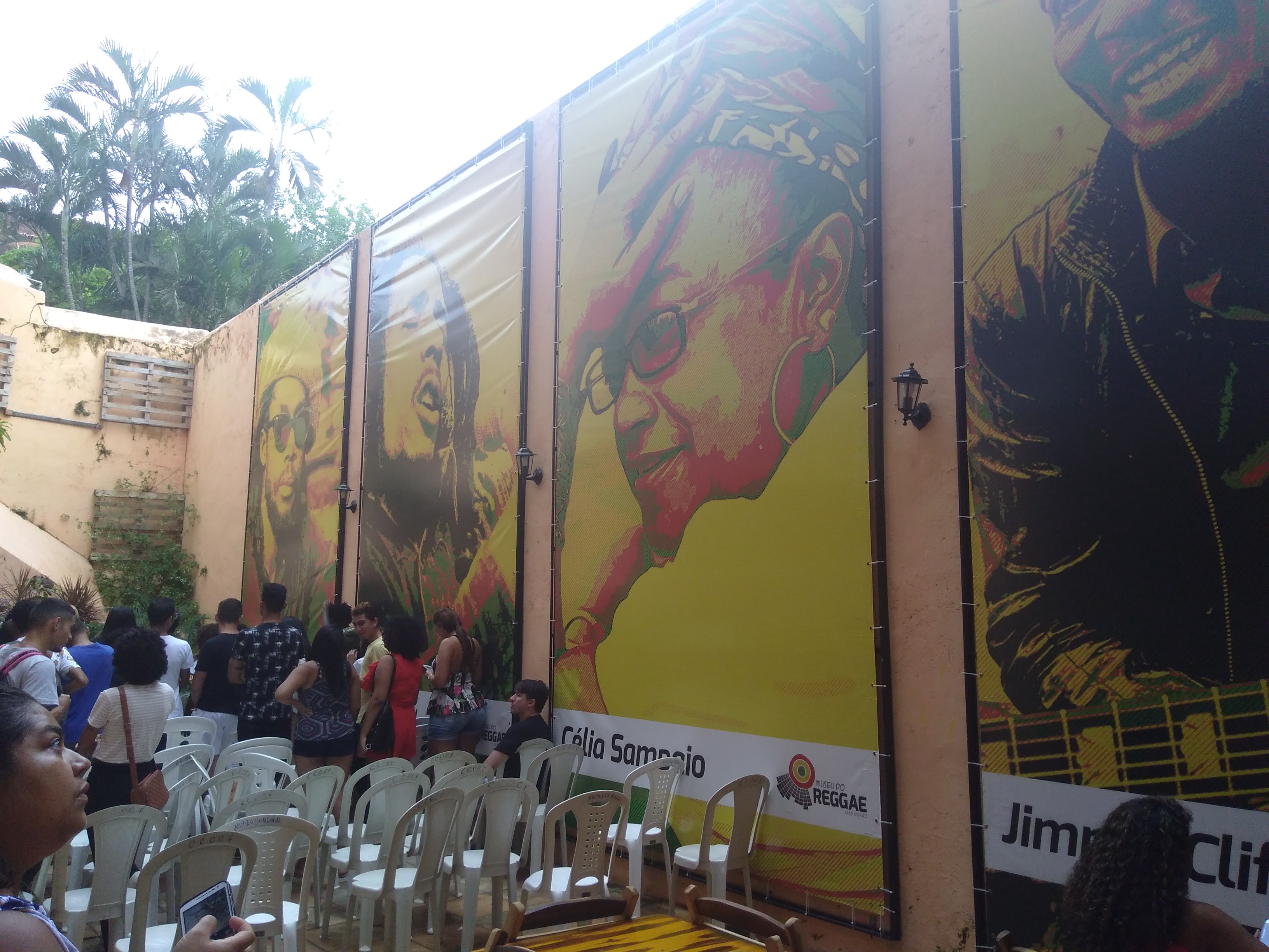 Área externa e acervo do Museu do Reggae do Maranhão, espaço de preservação musical único no país acerca deste gênero musical, o primeiro fora da Jamaica