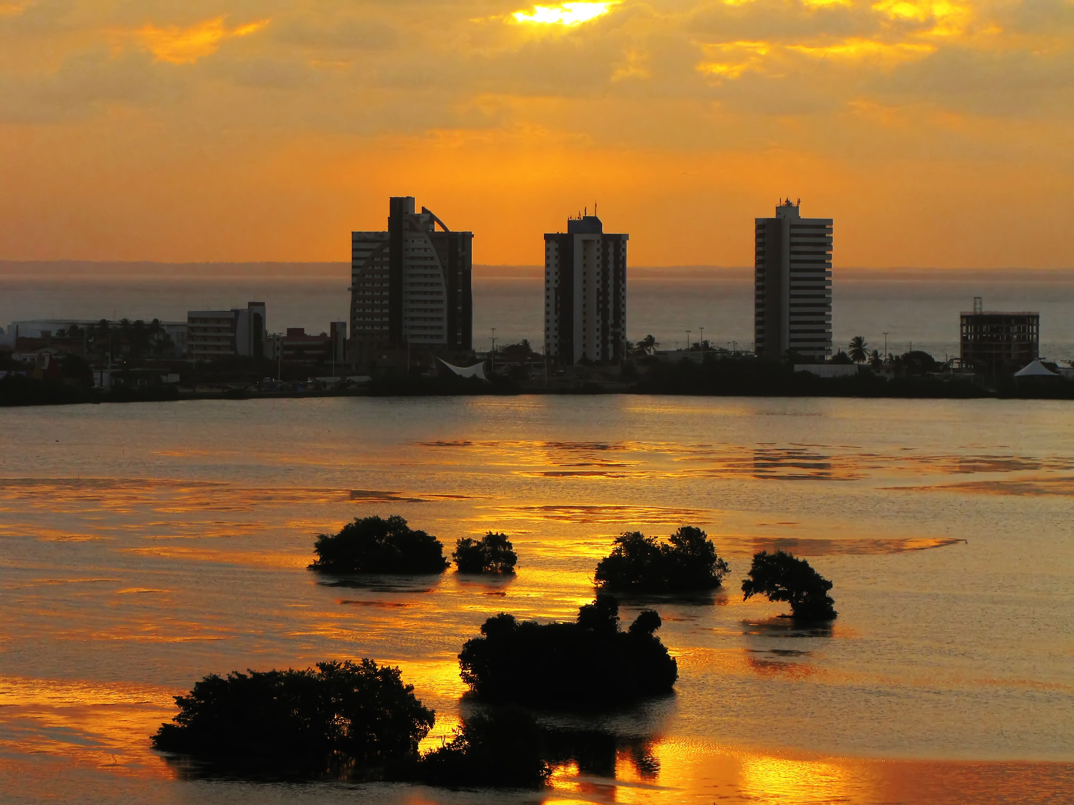 Fim de tarde na Lagoa da Jansen. Ao fundo a Baía de São Marcos.

Evening at Lagoa da Jansen. At the bottom of the Bay of St. Mark.