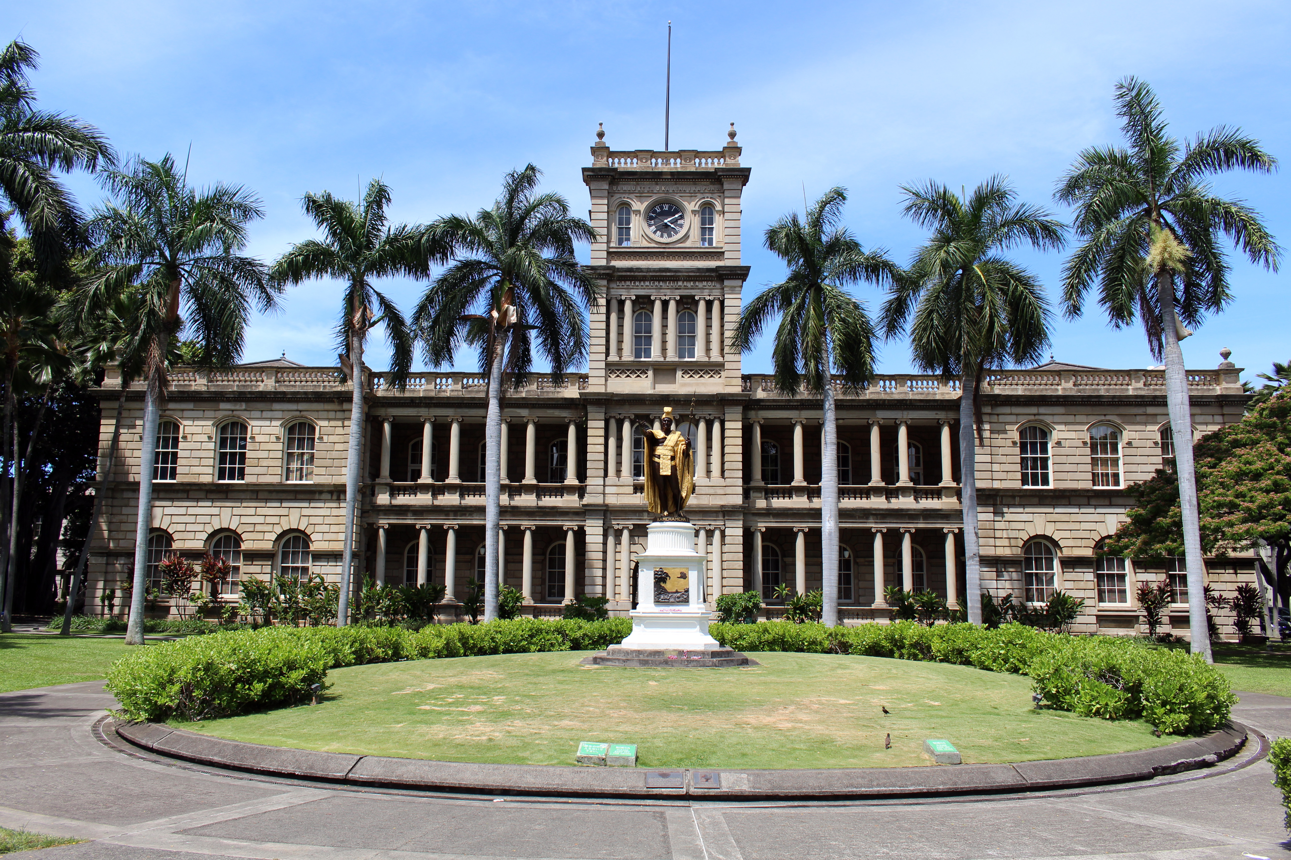 Aliʻiōlani Hale in Honolulu, Hawaii, the home of the Supreme Court of Hawaii.  Photographed by user Coolcaesar on May 25, 2019.