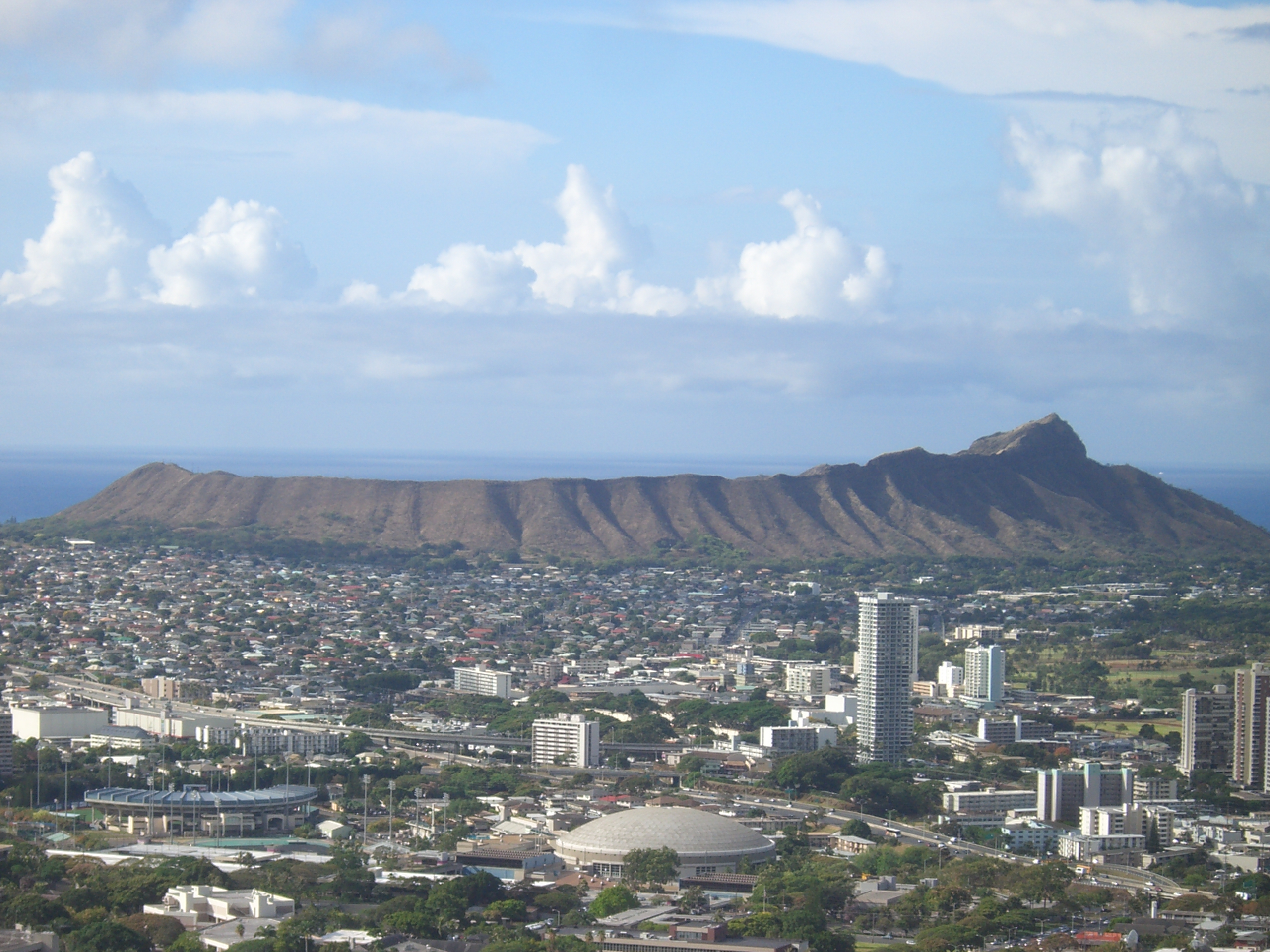 Diamond Head crater on the Hawaiian island of Oʻahu. Picture taken from Round Top Dr.
