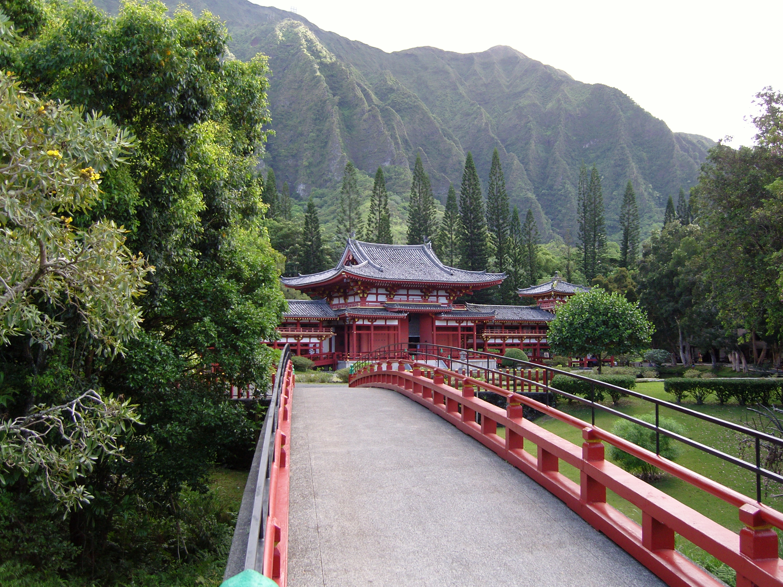 Byodo-In Temple as seen from the entrance bridge.
Valley of Temples on Oahu, Hawaii, USA.