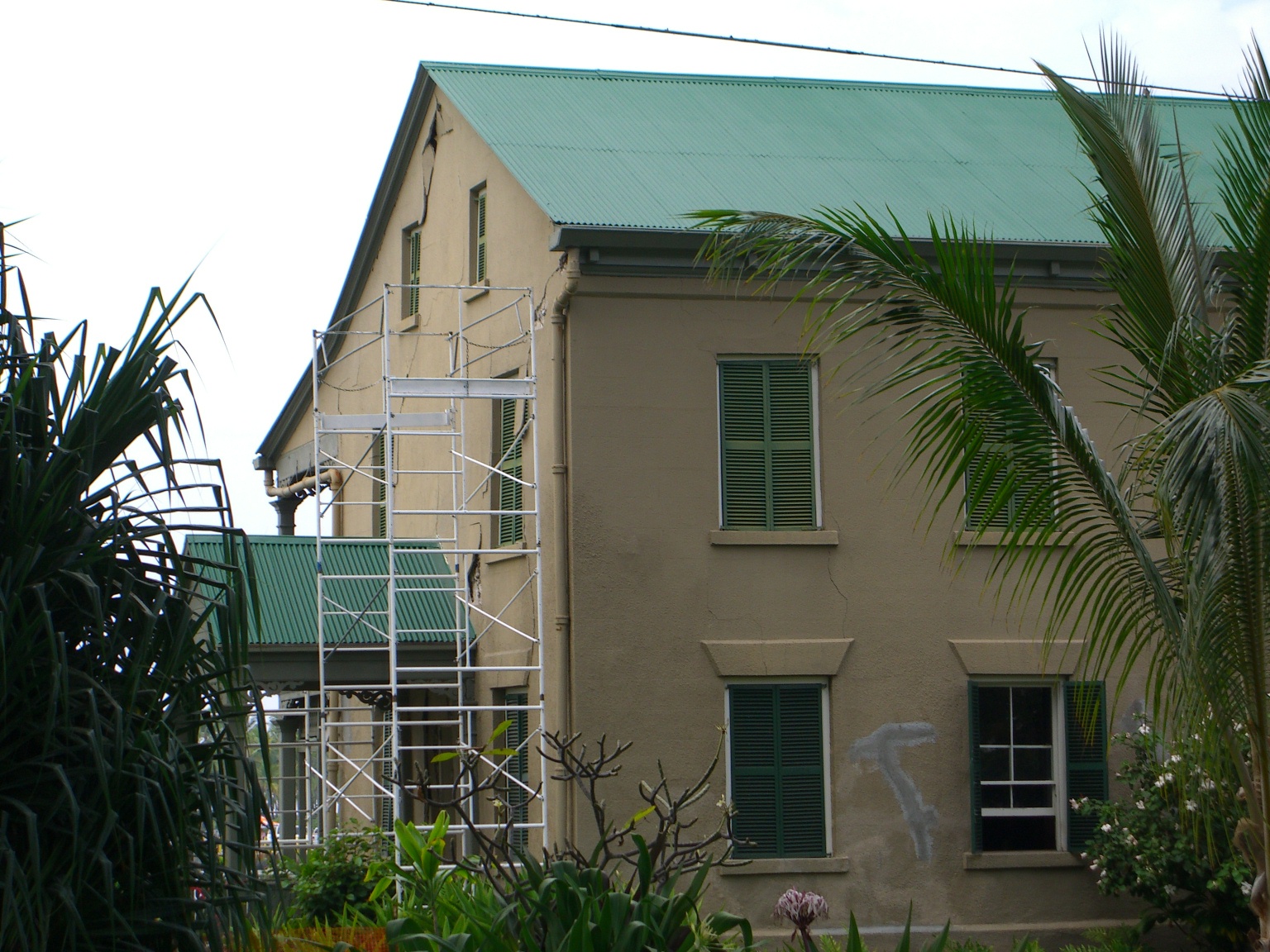 Hulihee Palace in Kailua-Kona, of the Big Island of Hawaii, after the 2006 Hawaii Earthquake.  Picture taken by Endroit on Jan. 5, 2007.