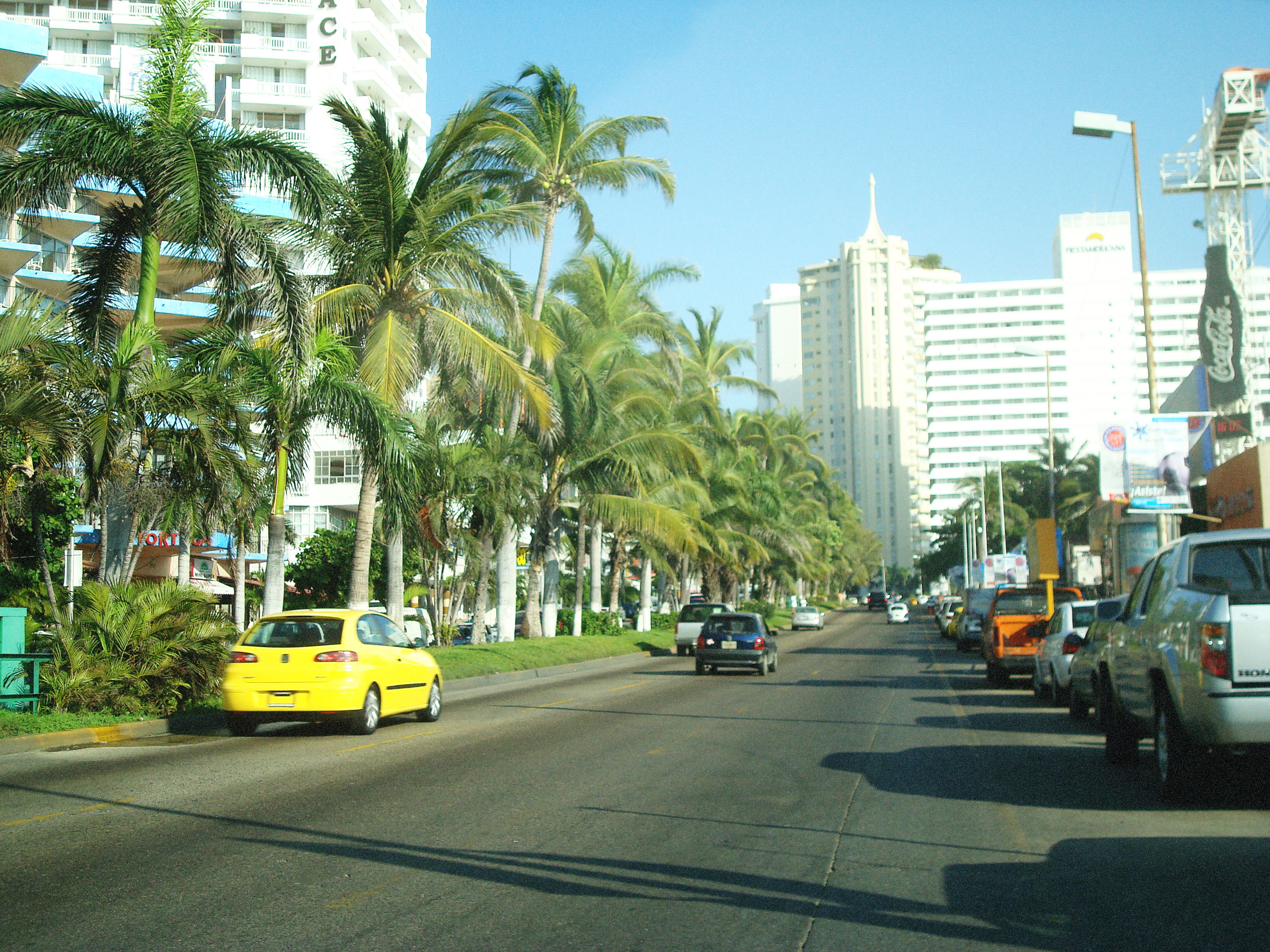 Avenida Costera Miguel Alemán, principal arteria vial de la ciudad y puerto mexicano de Acapulco.