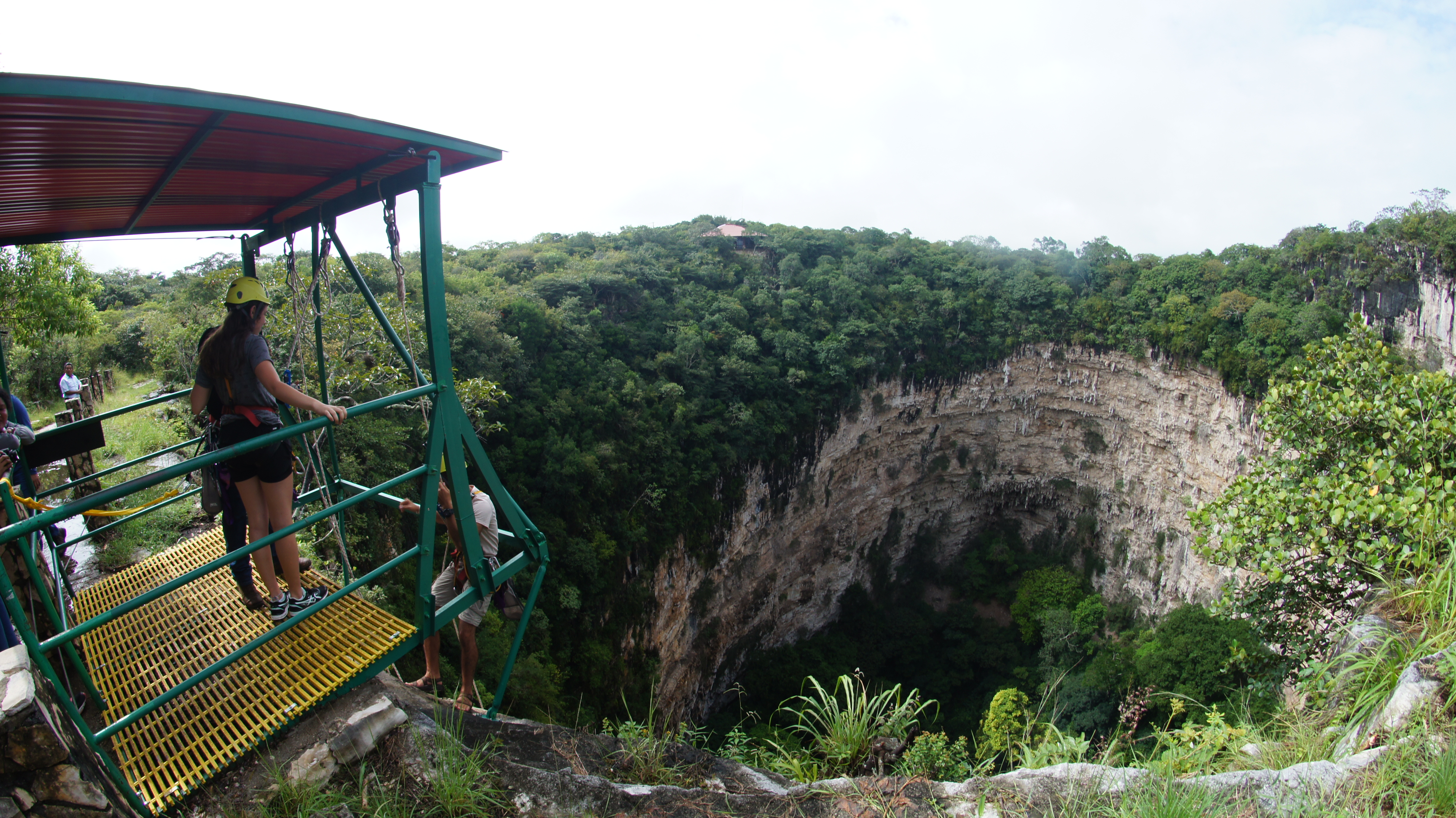 Panoramic view of the starting point of the rappel with the Sima de Cotorras in the background.