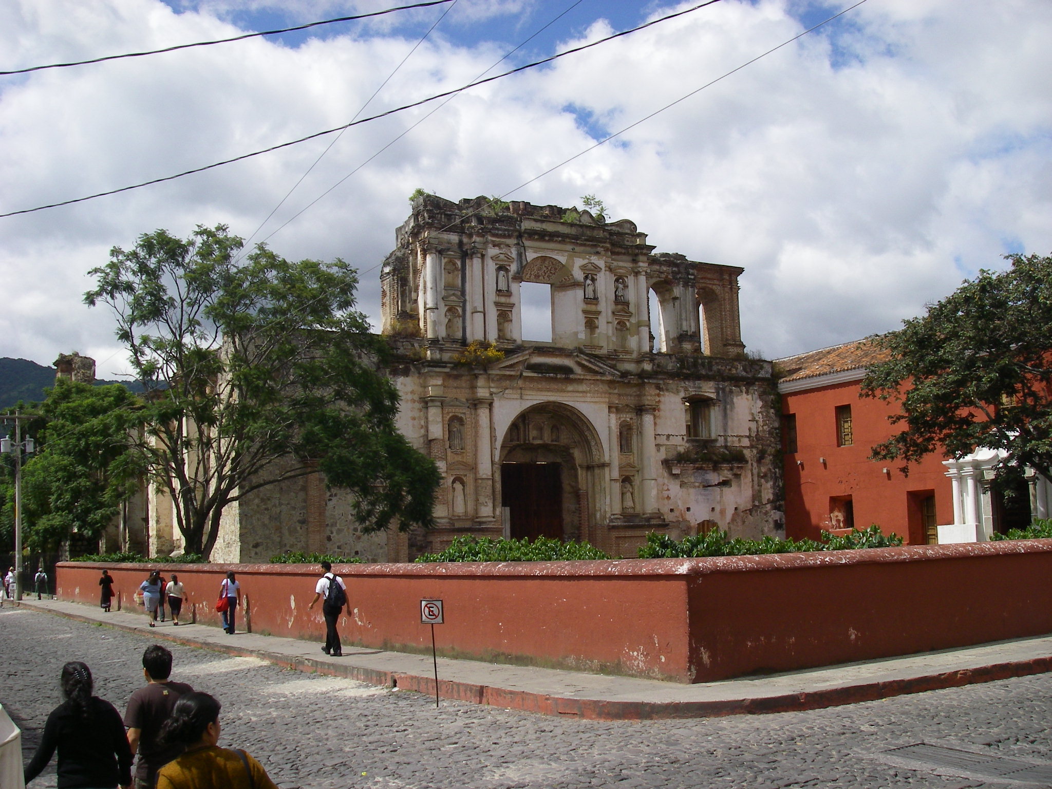 Compañia de Jesús of Antigua, Guatemala. Actual Centro de Formación de la Cooperación Española en La Antigua Guatemala. Estado de las ruinas luego del terremoto del 4 de febrero de 1976.