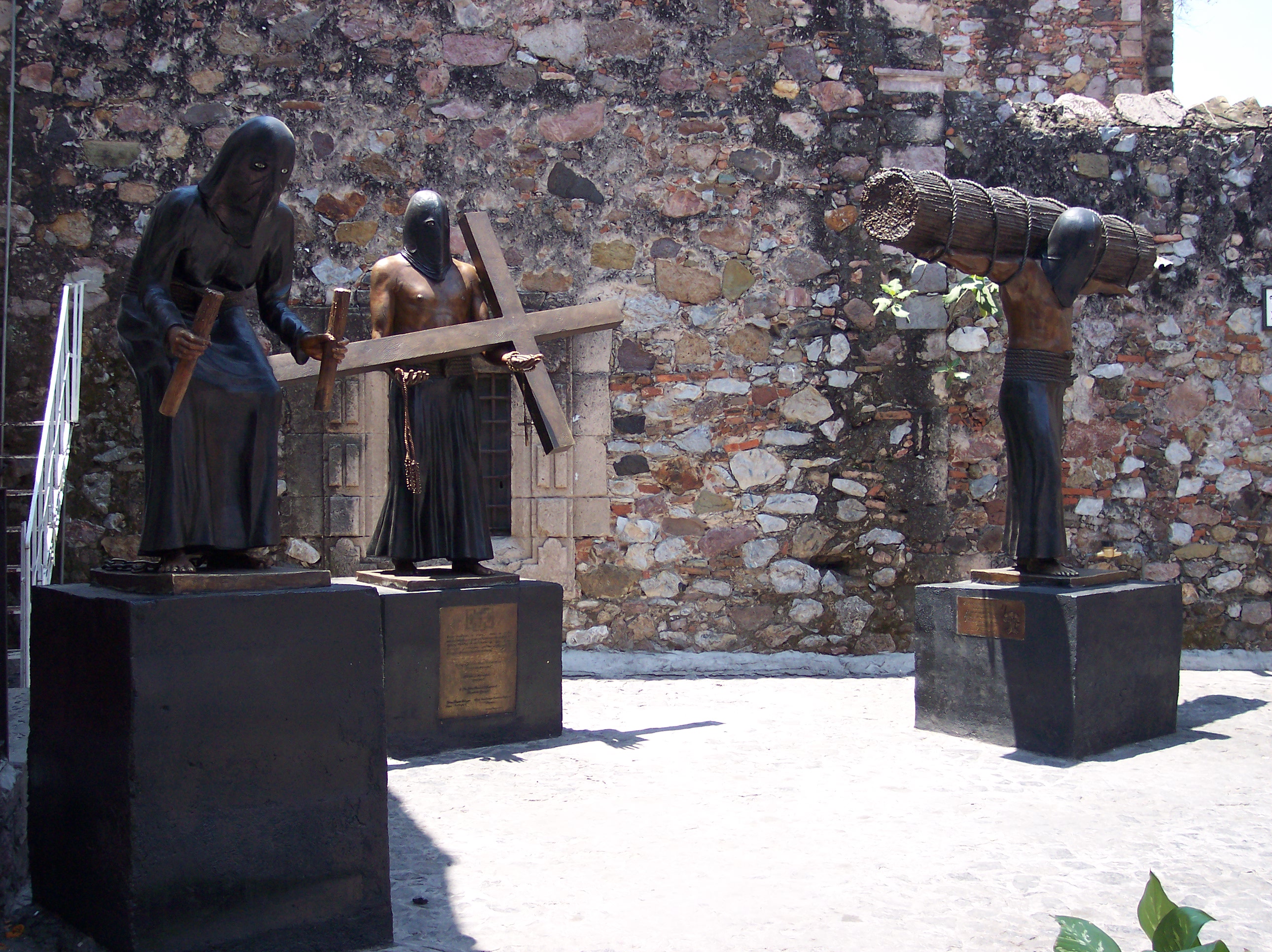 Sculptures to the popular traditions of Taxco
SPANISH:Sculturas en reconocimiento de las tradiciones populares de Taxco. 
Véase [[image:PopularTraditionsSculptureSignboard-Taxco_de_Alarcón-Guerrero-Mexico.jpg]]
Photo taken in Taxco de Alarcón Municipality, State of Guerrero, Mexico.

SPANISH: Foto tomada en el municipio de Taxco de Alarcón, Estado de Guerrero, Mexico.