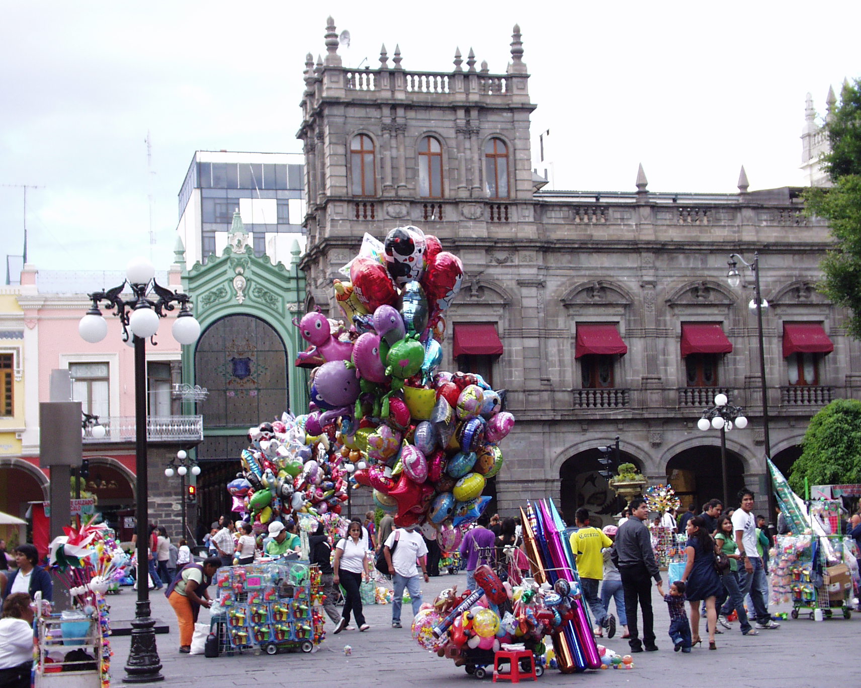 Toy balloon vendors in the Zócalo plaza — within the Historic center of Puebla of the City of Puebla, Puebla state, México.
