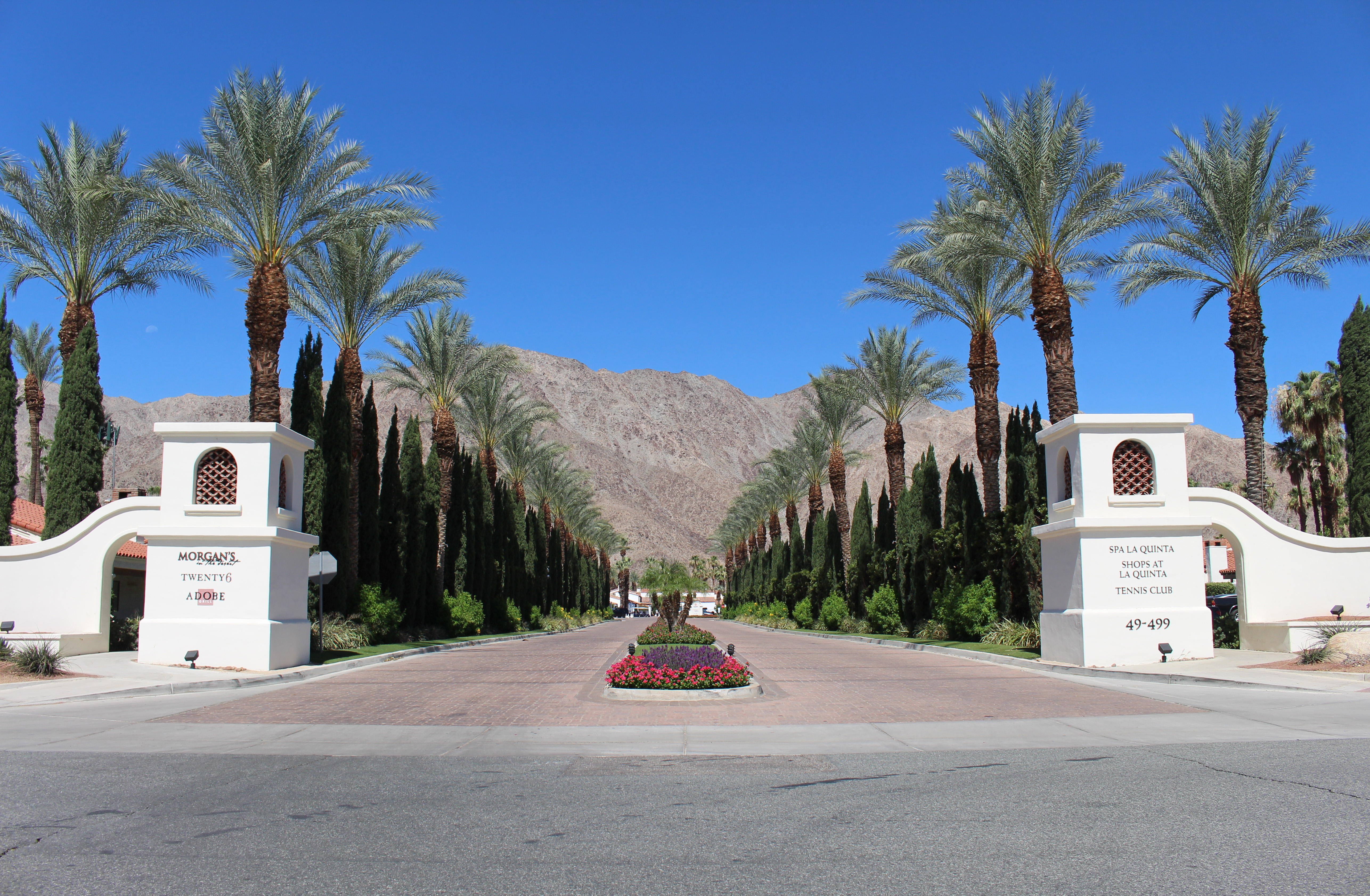 The front entrance of the La Quinta Resort and Club in La Quinta, California.  Photographed by user Coolcaesar on June 19, 2022.