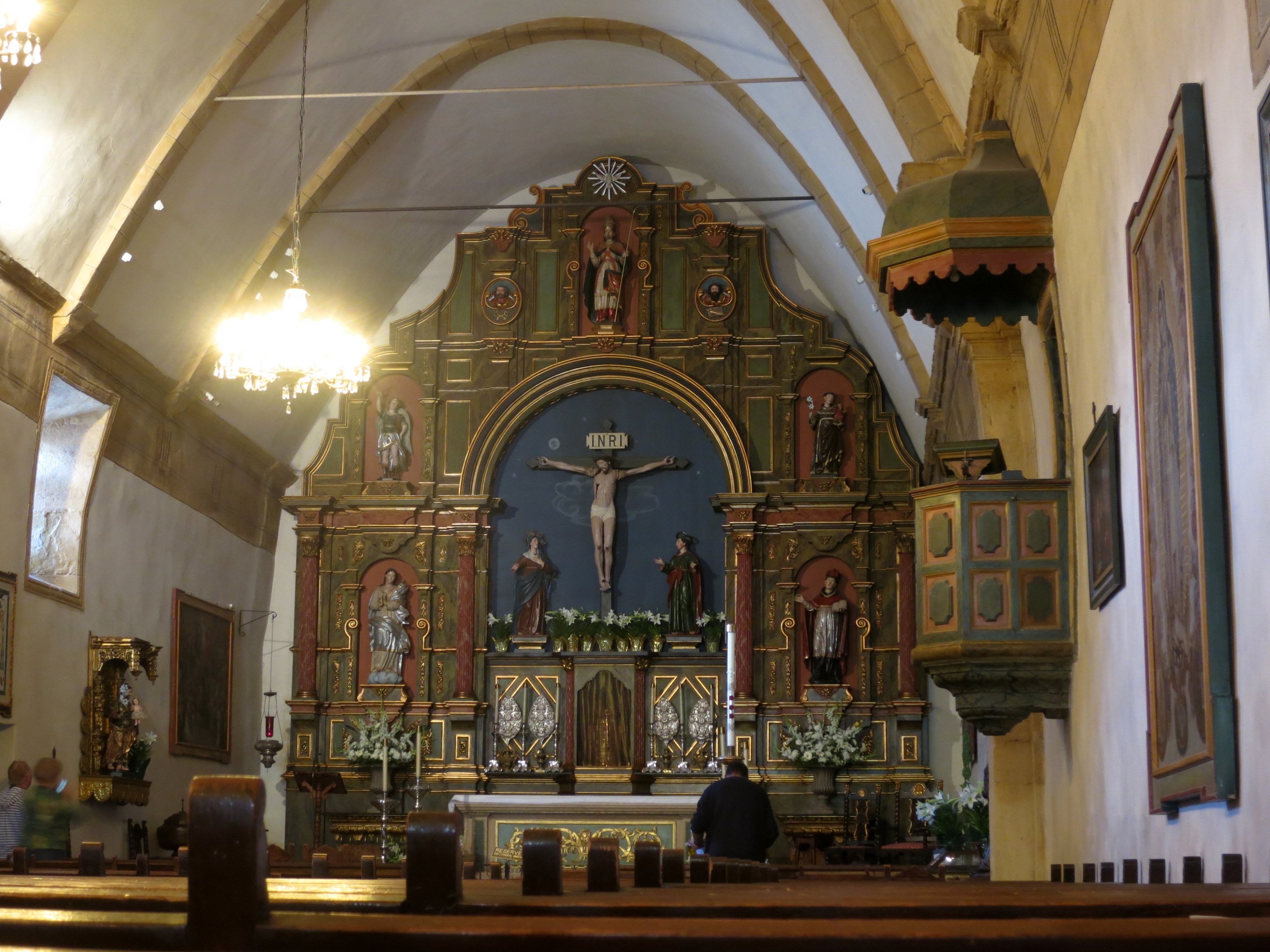 Mission San Carlos Borromeo de Carmelo (Carmel, CA) - basilica interior, nave