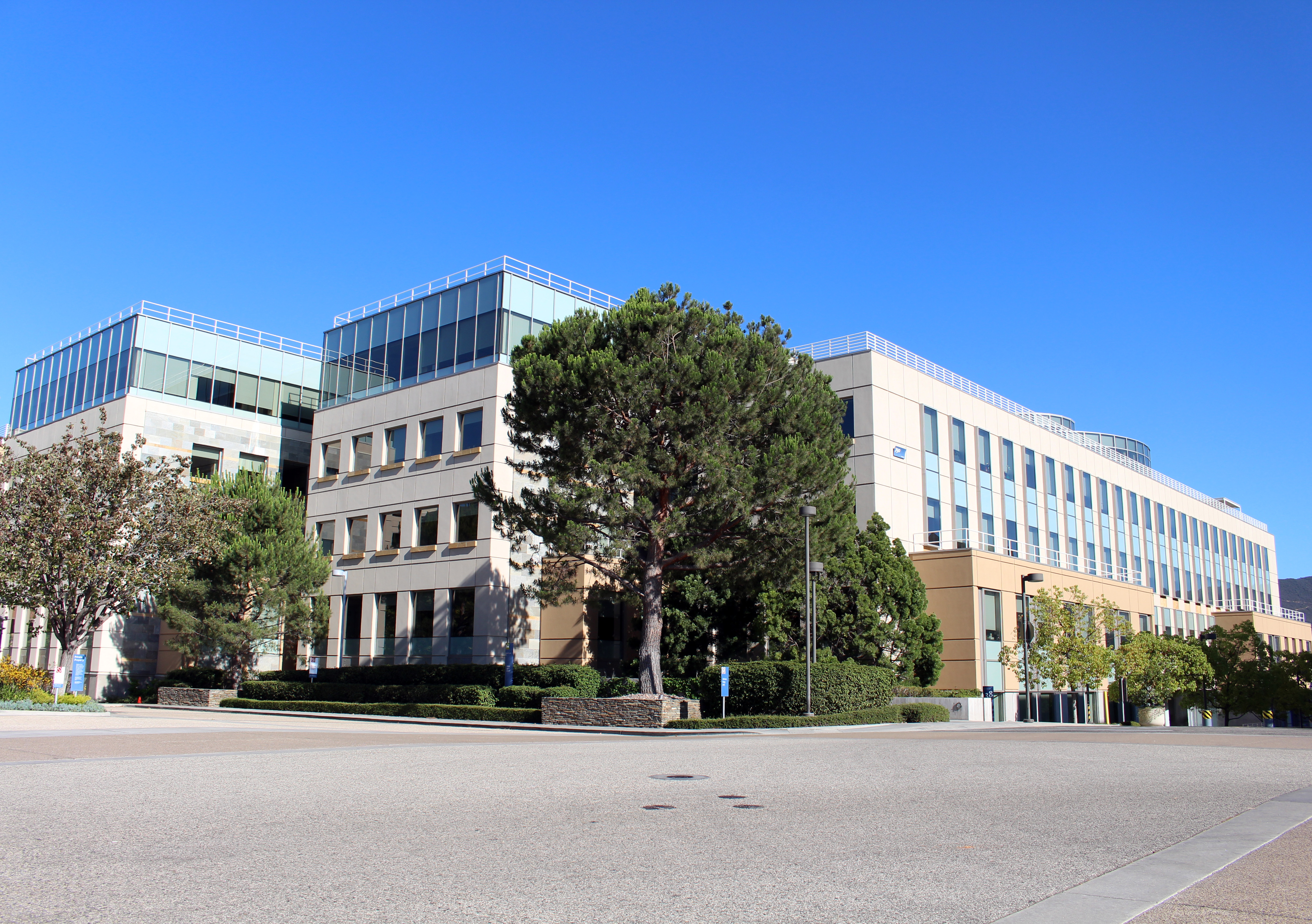 One of the many buildings at Amgen headquarters in Thousand Oaks, California.  Photographed by user Coolcaesar on July 4, 2016 (replacing an older version taken on July 7, 2012).