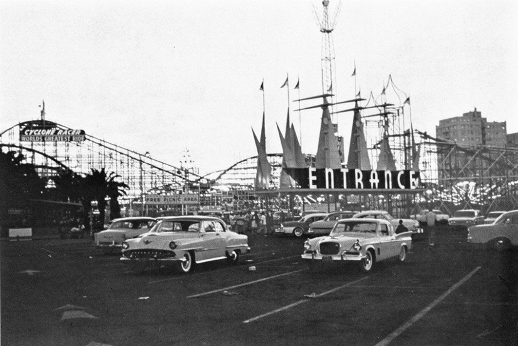 View of the entrance of "The Pike" amusement park in Long Beach, California (USA), in 1960.