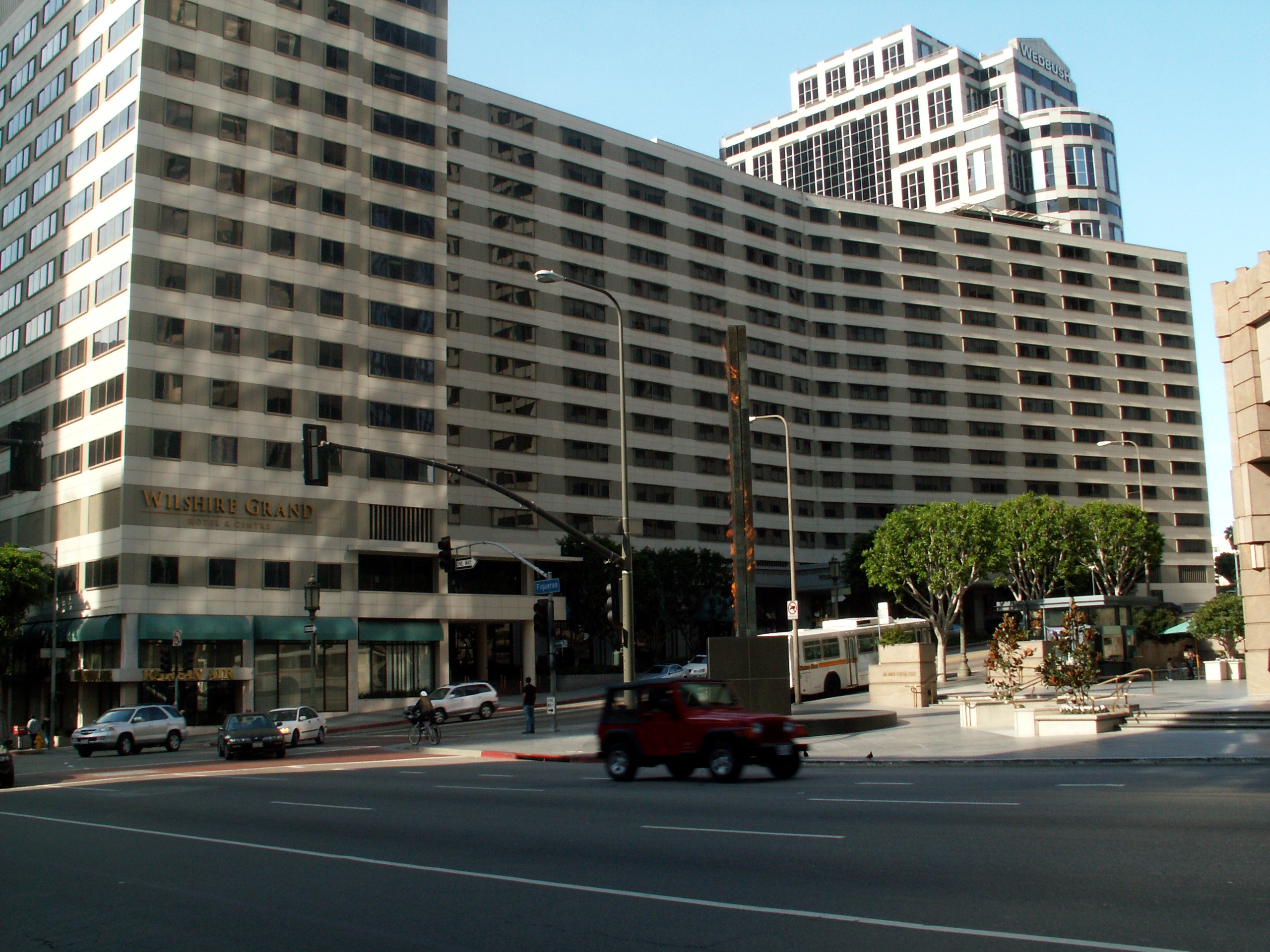 Photo of the north facade of the former Wilshire Grand Hotel (the Statler Hilton hotel 1954-1968) — on Wilshire Boulevard at Figueroa, in Downtown Los Angeles (2006).
Taken from S. Figueroa St., north of Wilshire Blvd.
Demolished in 2013 for new Wilshire Grand skyscraper construction.