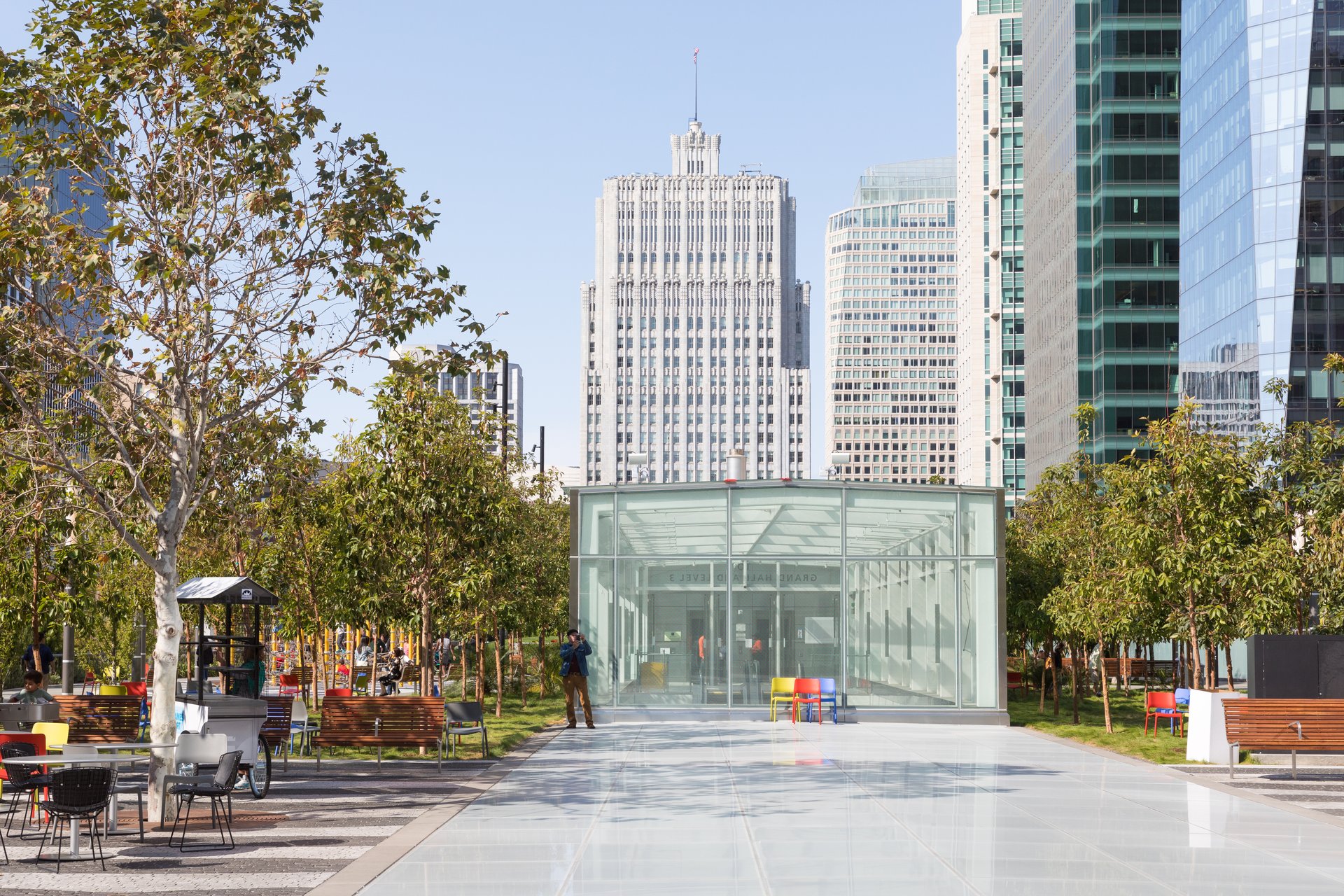 Transbay Transit Center in San Francisco, on the day after the opening: park with a view of the skyline of San Francisco