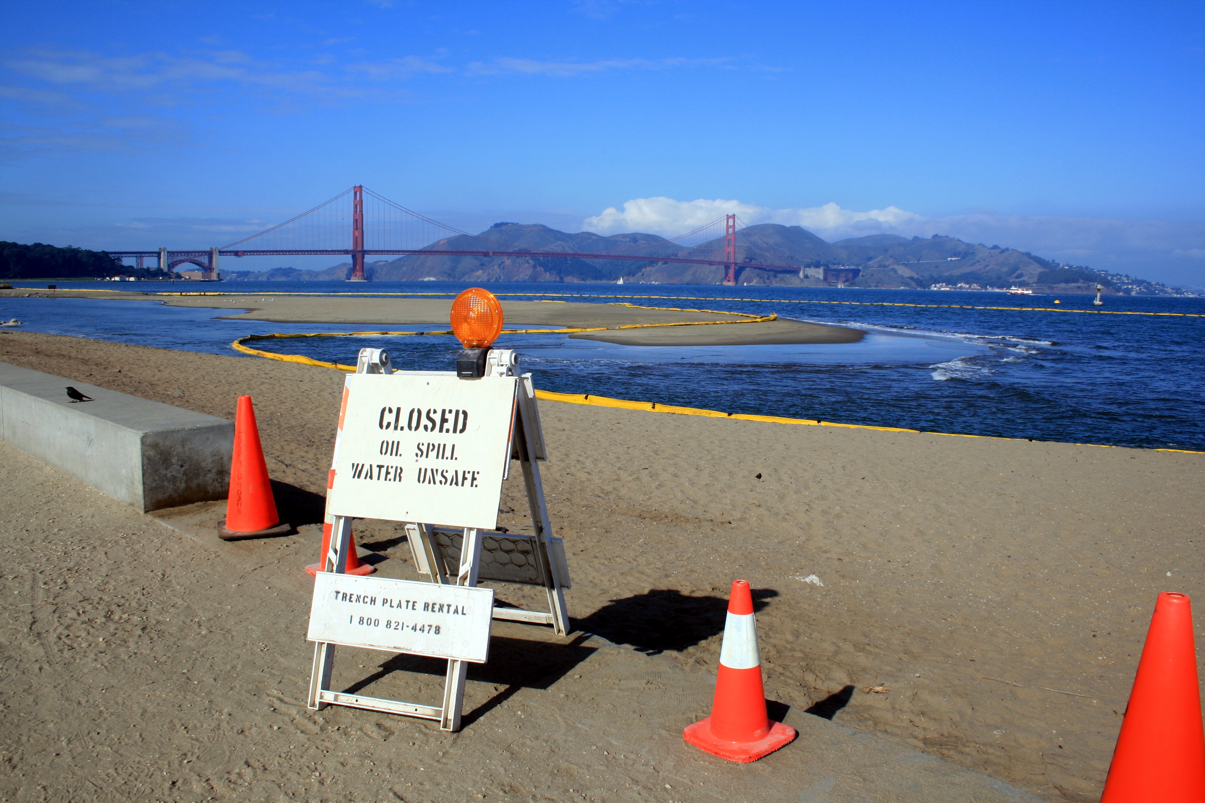 en:COSCO Busan oil spill along Crissy Field in the San Francisco Bay. About 58,000 gallons of oil spilled from South Korea-bound container ship, en:COSCO Busan after striking delta tower of the San Francisco-Oakland Bay Bridge in dense fog on 11/07/07. The yellow tubes are called boom and they are used to protect beaches. Golden Gate Bridge is seen at background.