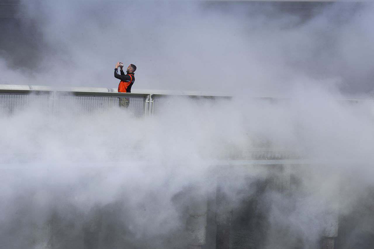 Mist from Fujiko Nakaya’s Fog Bridge drifts over the water between 
Piers 15 and 17 at the Exploratorium. Fog Bridge is the inaugural 
work in the museum’s new Over the Water series, a rotating program 

of large-scale commissioned artworks for the public realm.