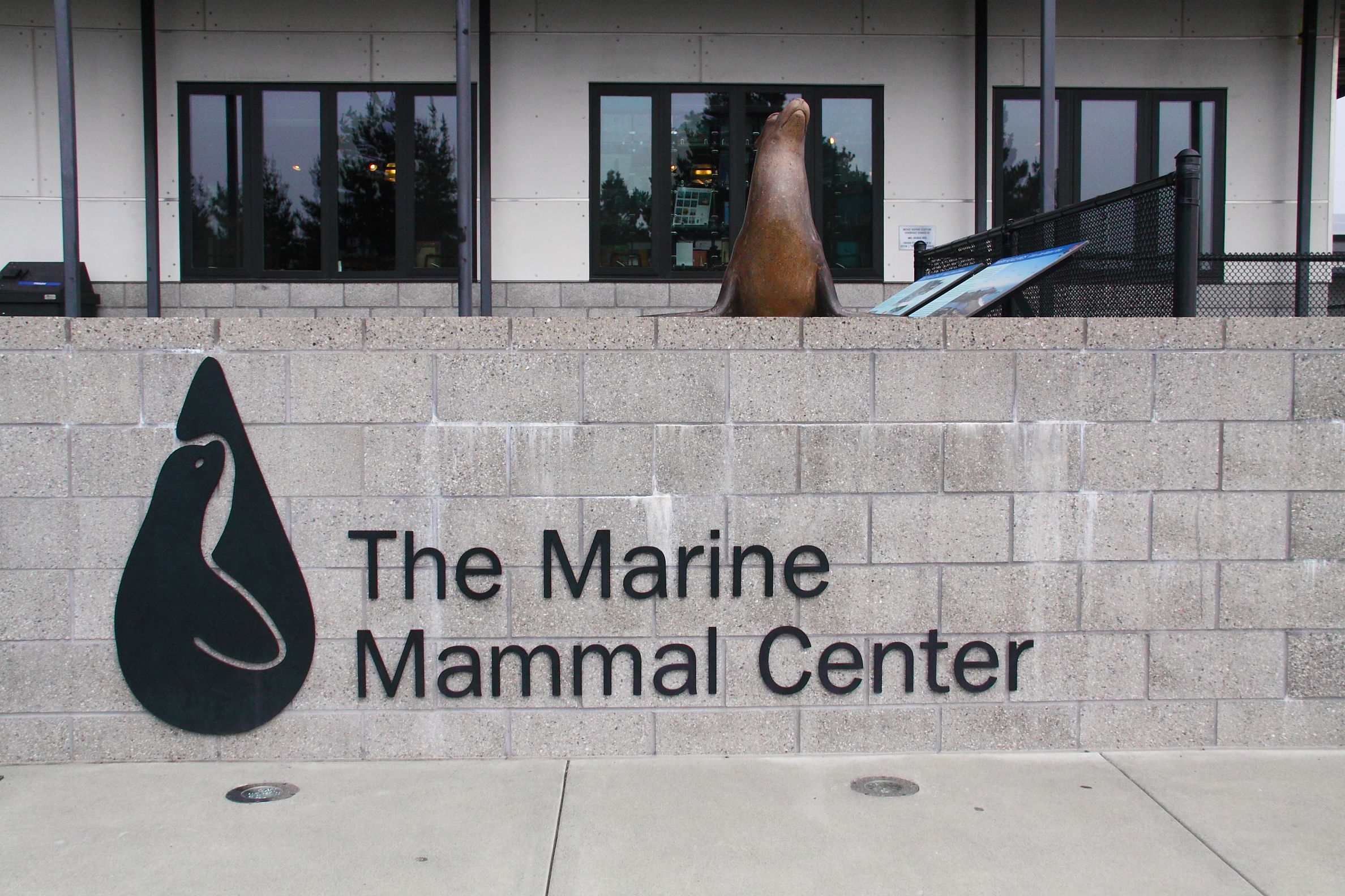 Picture of front entrance to Marine Mammal Center in the Marin Headlands.
