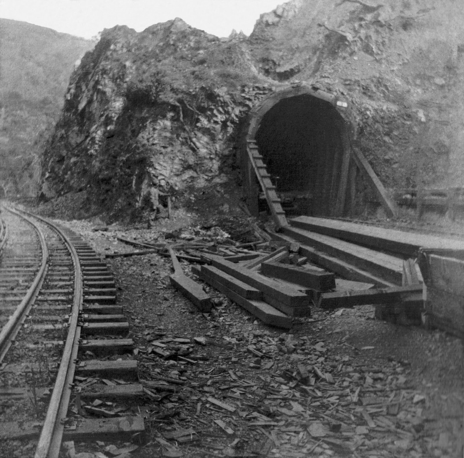 The Cats Canyon Tunnel being regauged with a dual-gauge shoefly track installed around the tunnel. Southern Pacific Railroad engineers would soon let the tunnel collapse and daylight the tunnel.