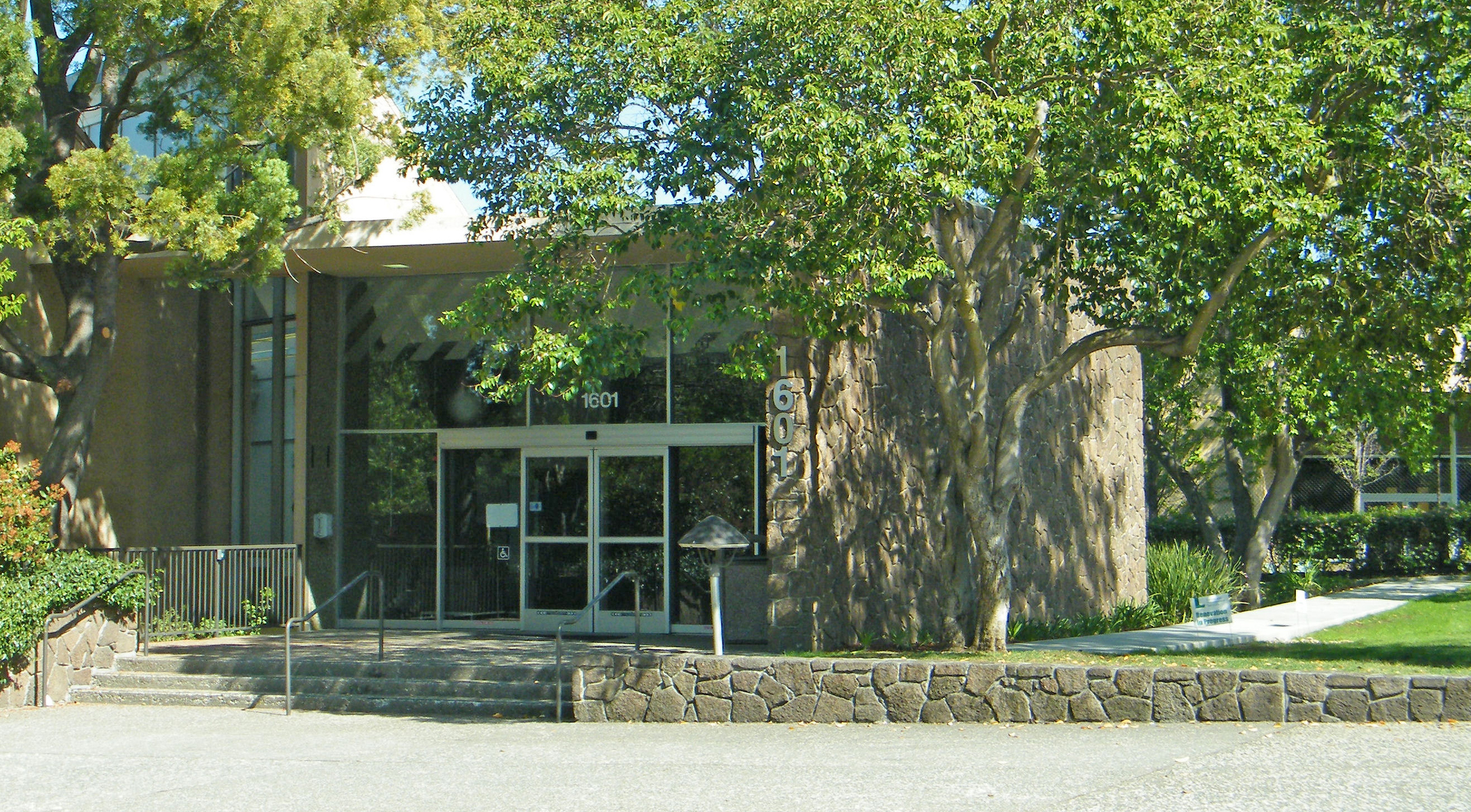 Entrance to the lobby of the office building at 1601 California Avenue in Palo Alto.
Facebook moved into this building on May 14, 2009.

Photographed by user Coolcaesar on May 25, 2009.