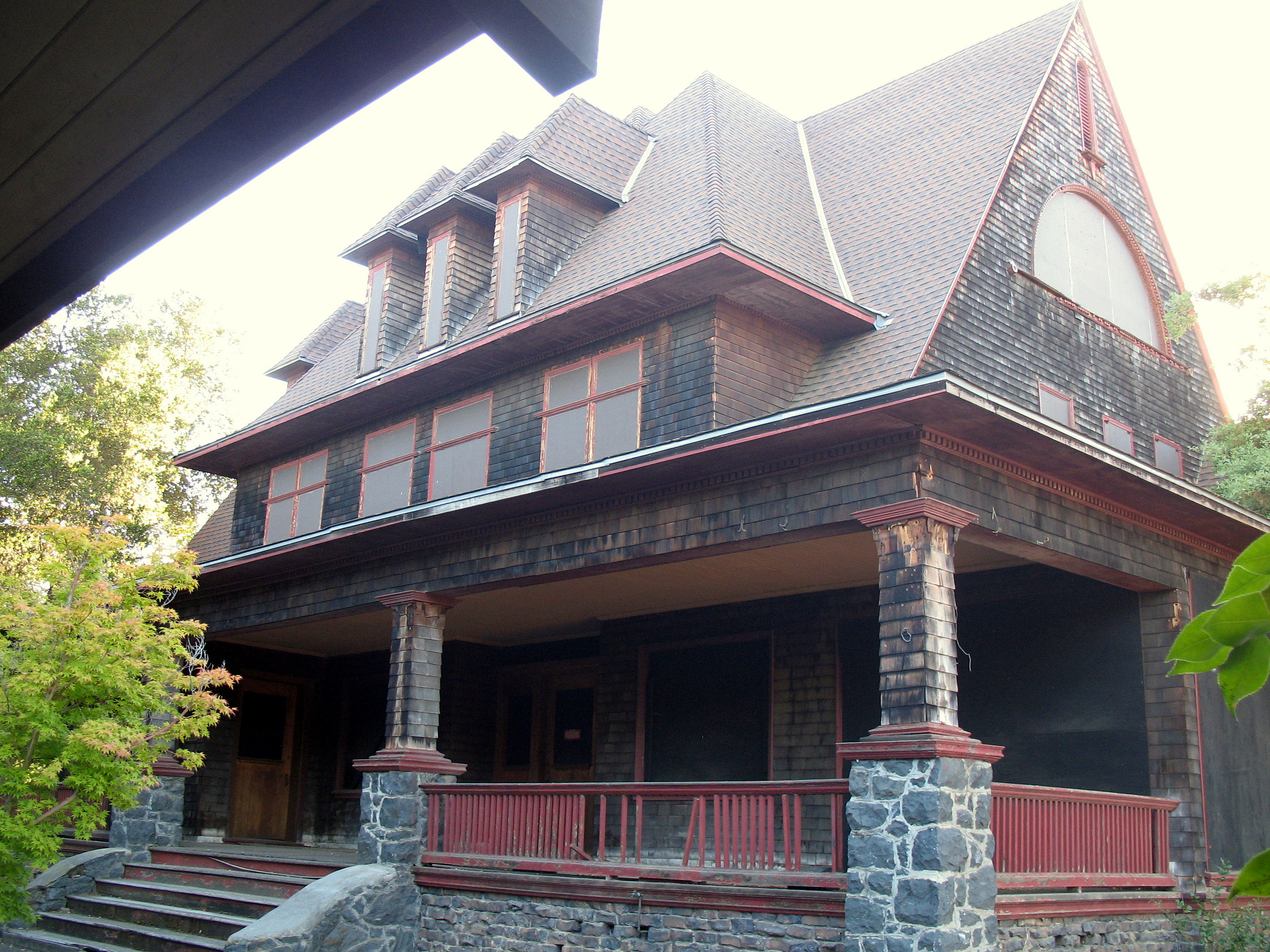 Willard Griffin House and Carriage House: 12345 S. El Monte Ave. (on the campus of Foothill College)