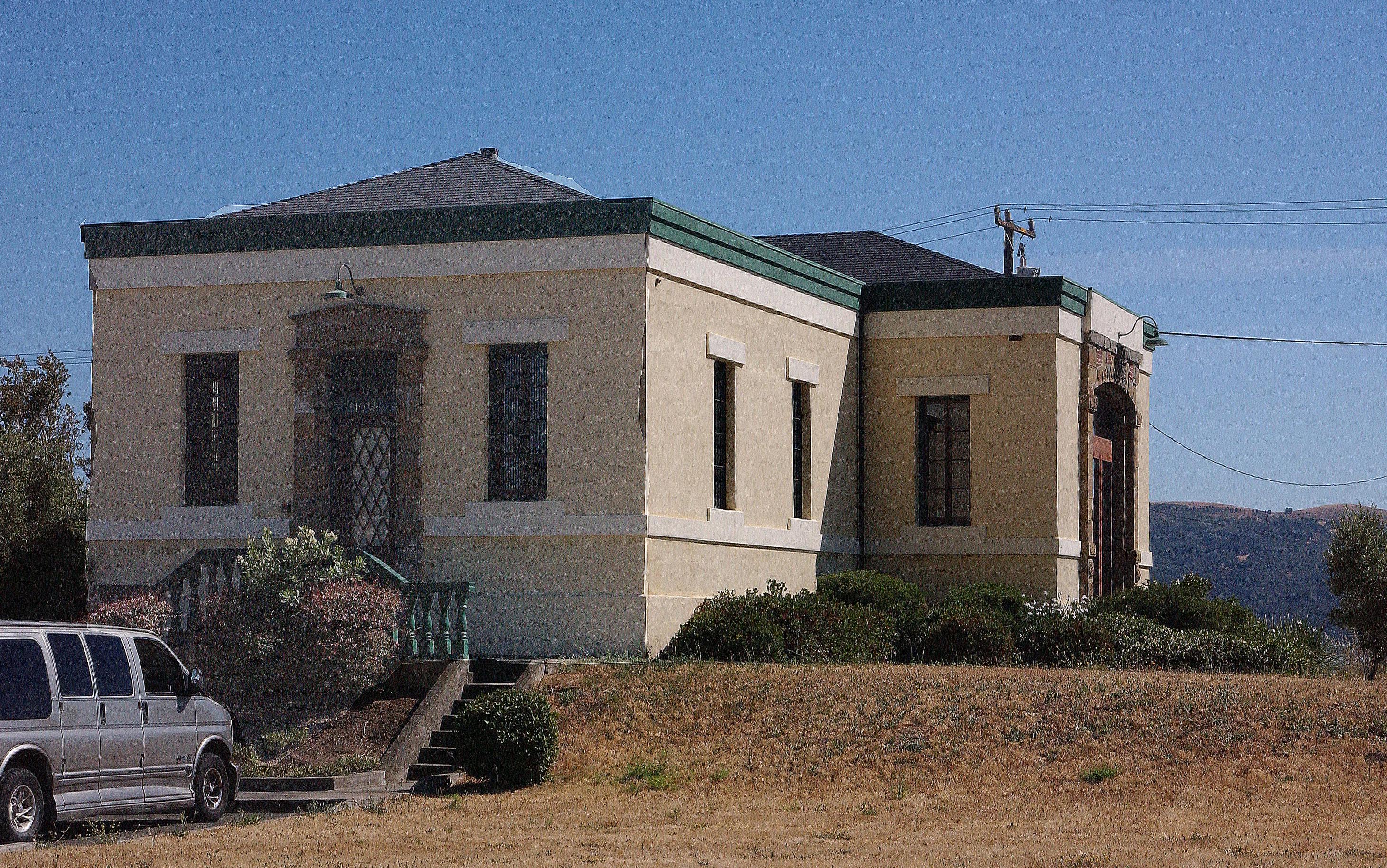 1872 GUARD HOUSE LOCATED ON THE GROUNDS OF THE ORIGINAL BENICIA ARSENAL. HERE IN 1852 A YOUNG LIEUTENANT WAS CHARGED AND FOUND GUILTY OF A MINOR 	INFRACTION.  20 YEARS LATER HE BECAME PRESIDENT OF THE UNITED STATES AS ULYSSES S. GRANT