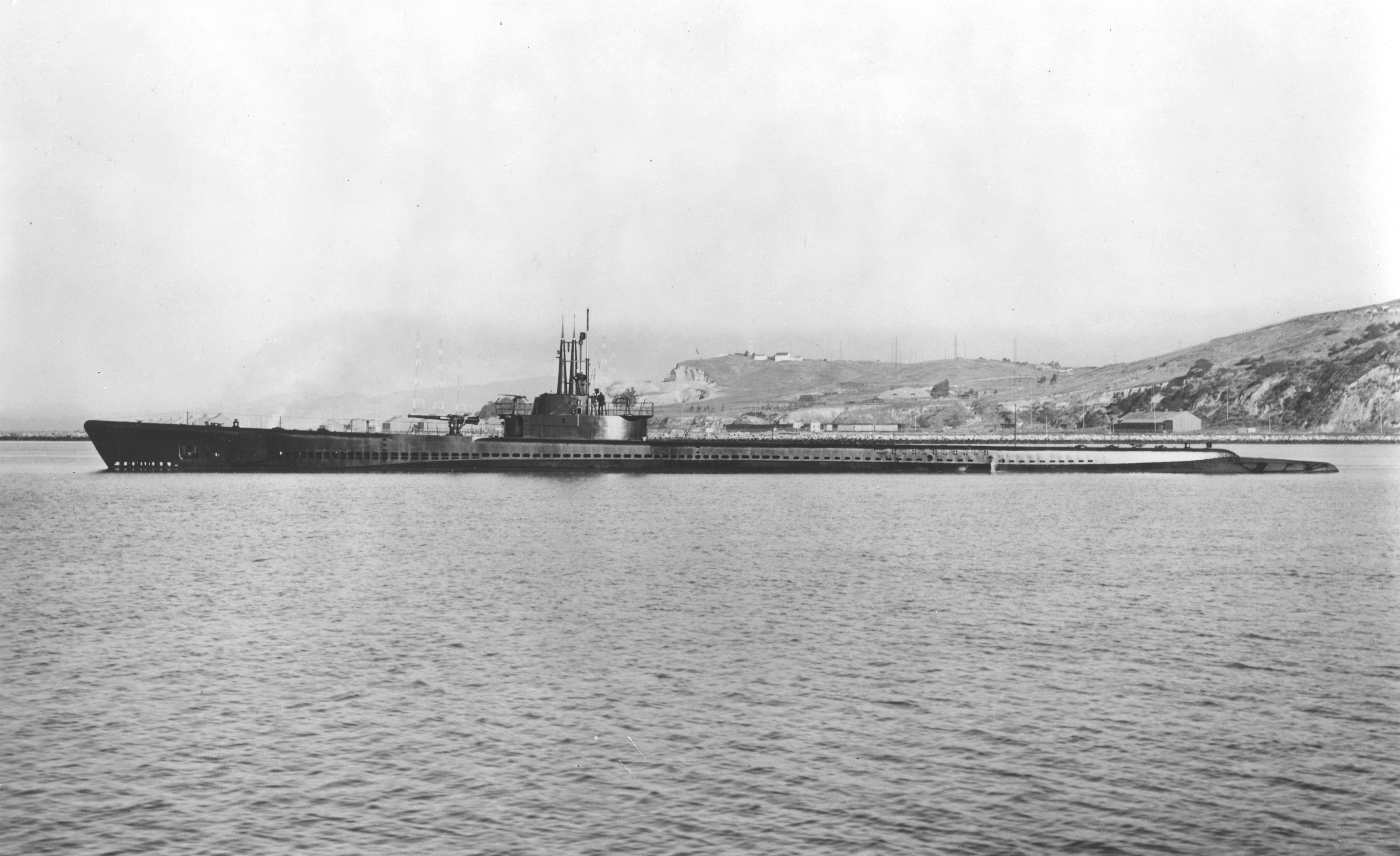 The U.S. Navy submarine USS Tang (SS-306) off the Mare Island Naval Shipyard, California (USA), 2 December 1943.