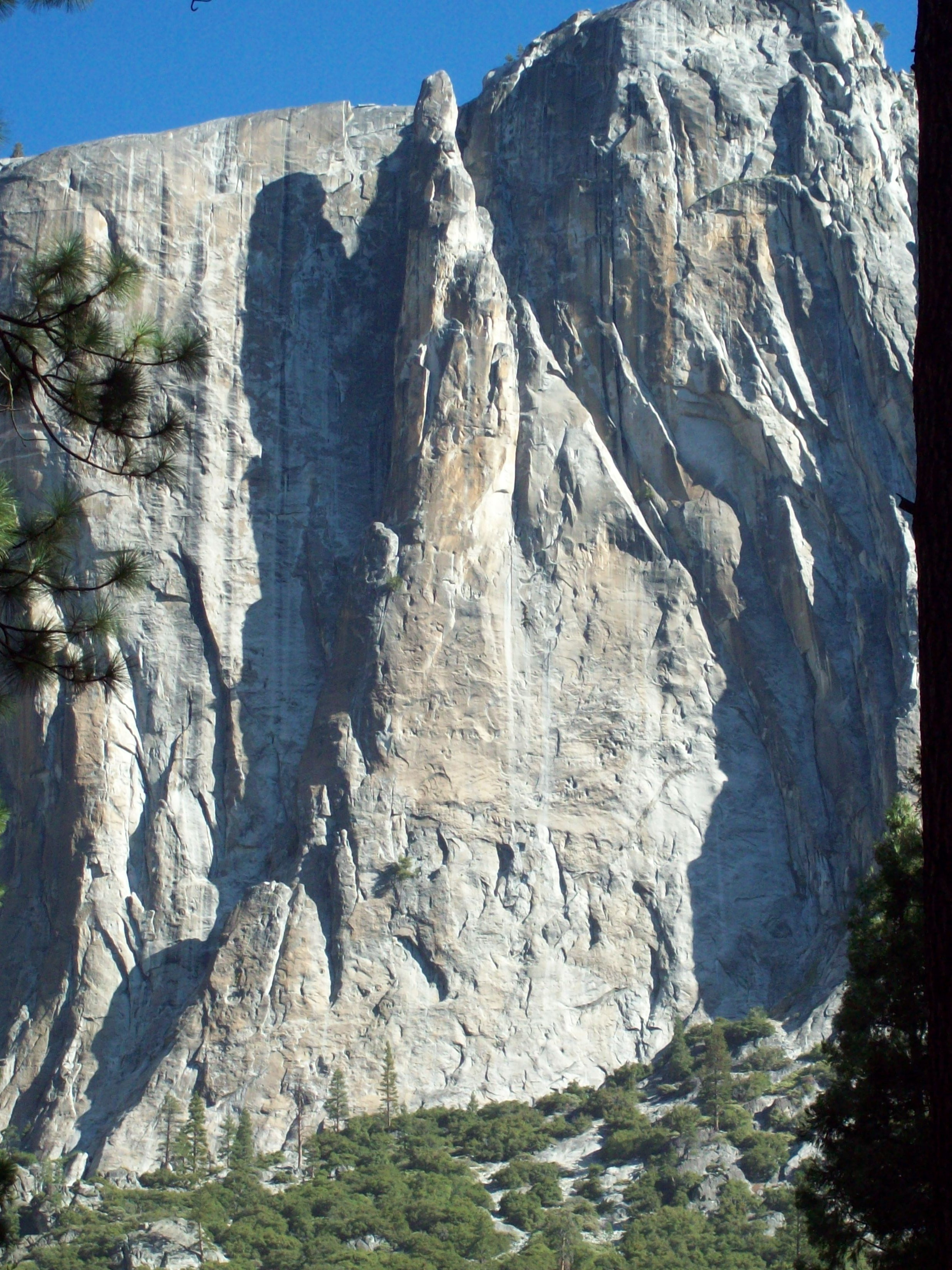 The Lost Arrow is a 300 foot detached pinnacle resting on the face of the Yosemite Point Buttress near Yosemite Falls.