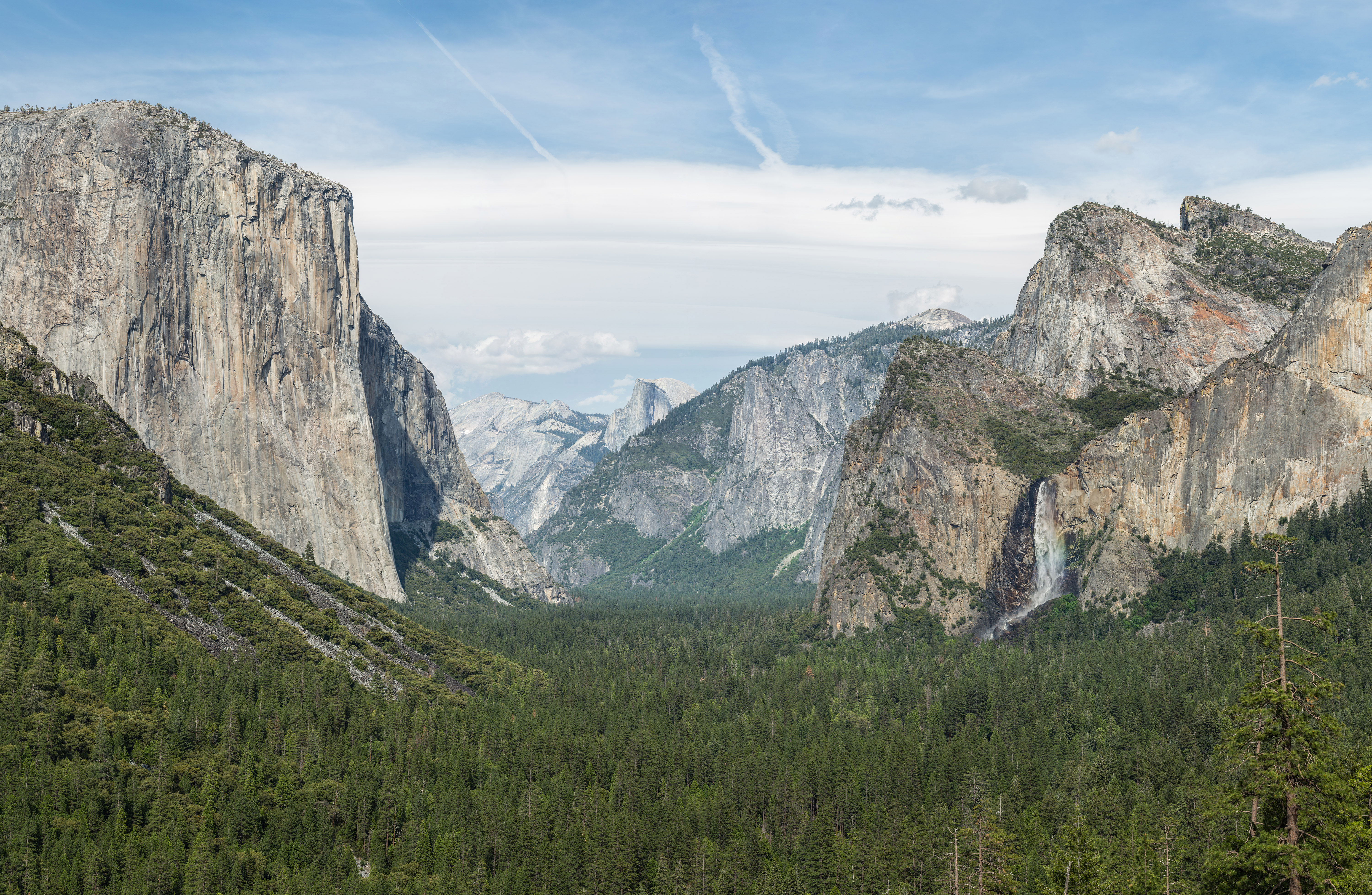 The view of Yosemite Valley from Tunnel View in Yosemite National Park, California, United States.